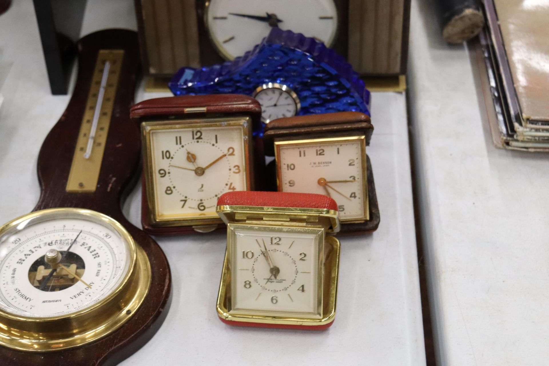 SEVEN VINTAGE CLOCKS AND A BAROMETER - Image 4 of 10