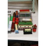 A QUANTITY OF 1/76 SCALE MODEL BUSES, LORRIES, FIRE ENGINES, CORGI, ETC AND MODEL CATALOGUES