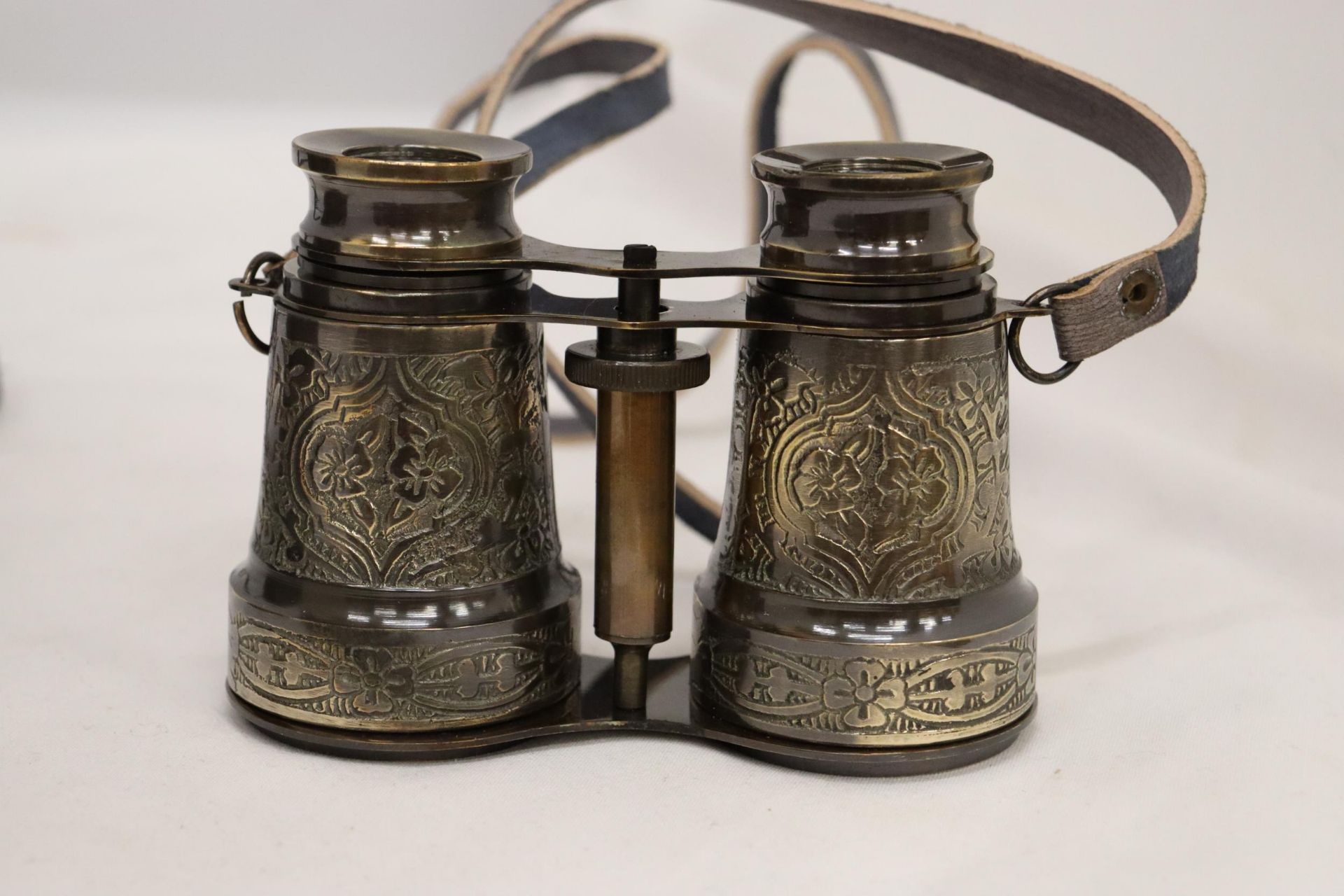 A PAIR OF BRASS BINOCULARS IN A LEATHER CASE - Image 2 of 5