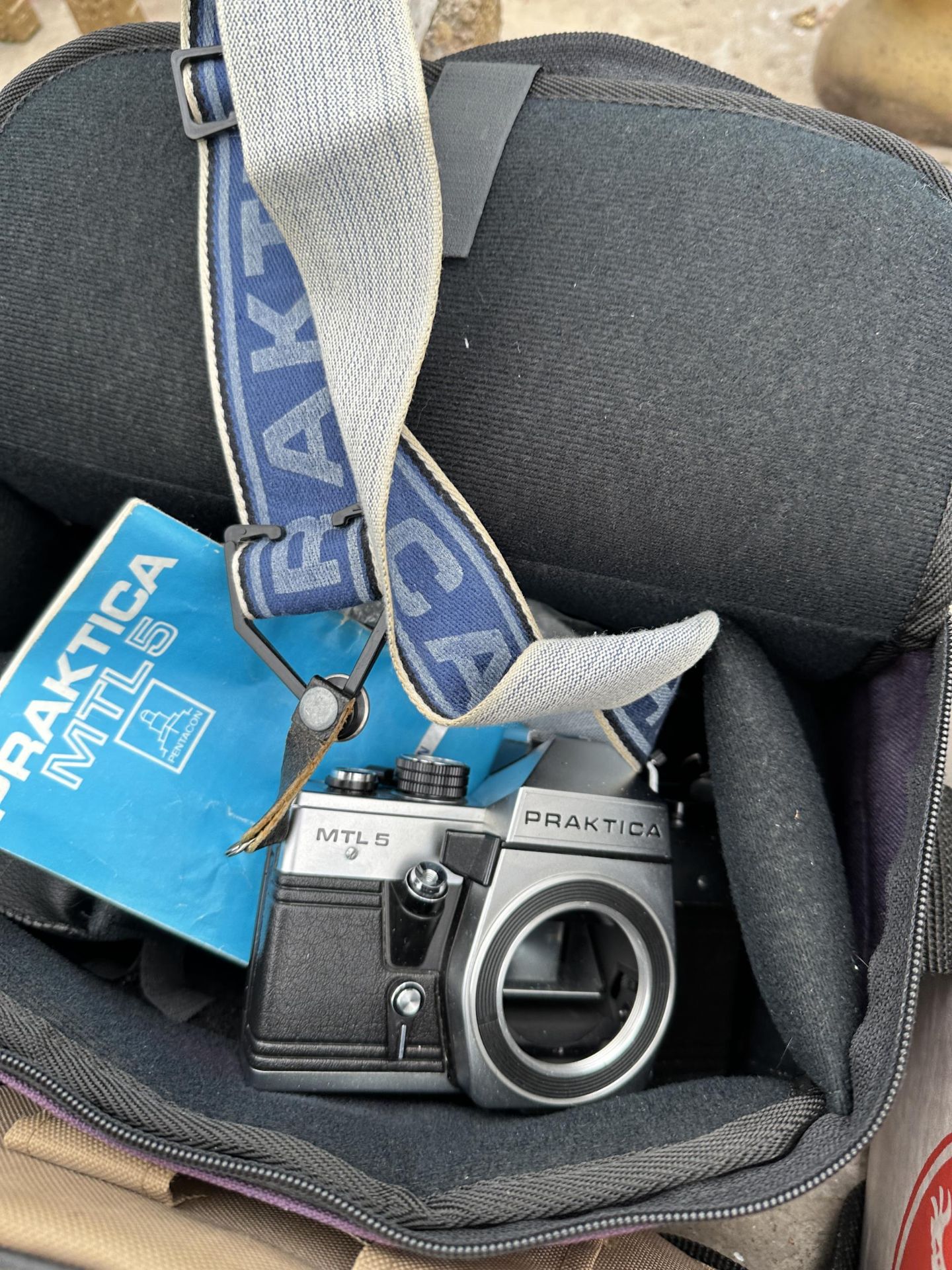 AN ASSORTMENT OF PHOTOGRAPHY EQUIPMENT TO INCLUDE CAMERAS, FILM REELS AND CARRY BAGS ETC - Image 4 of 5