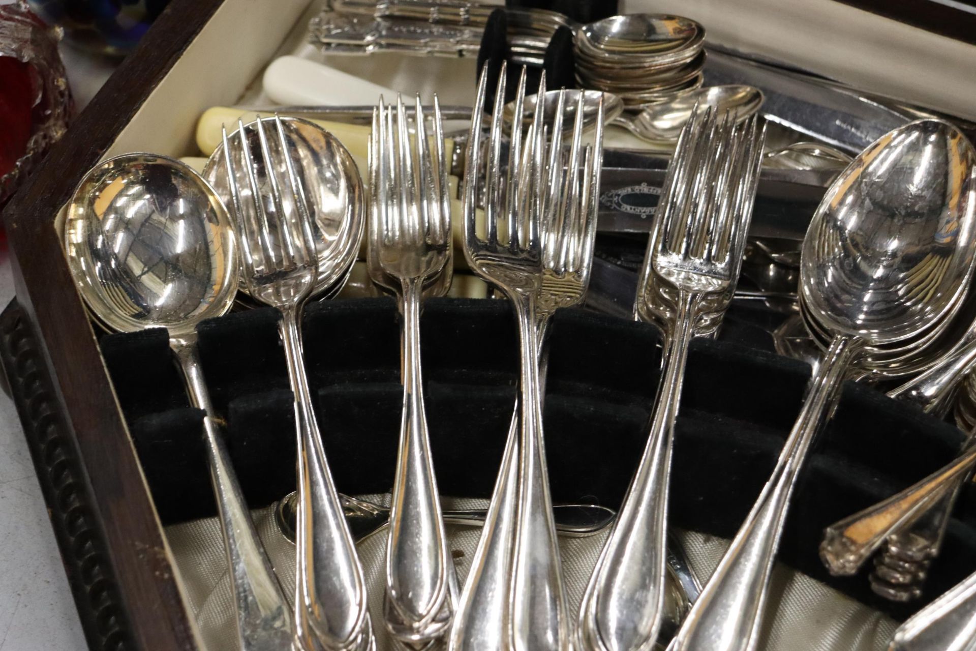 A VINTAGE CANTEEN OF CUTLERY IN AN OAK BOX - Image 7 of 12