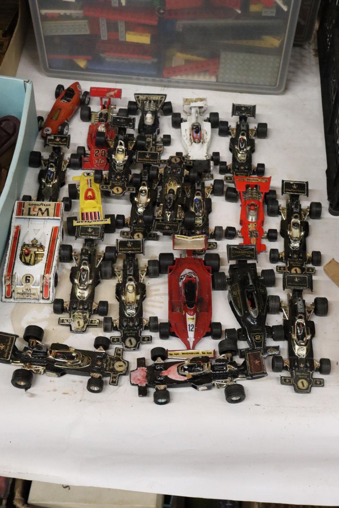 A LARGE QUANTITY OF VINTAGE DIE-CAST CORGI AND MATCHBOX F1 RACING CARS