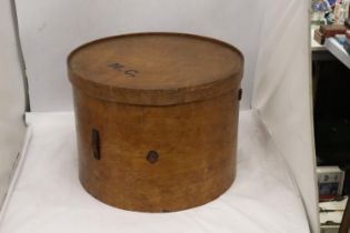 A VINTAGE WOODEN HATBOX