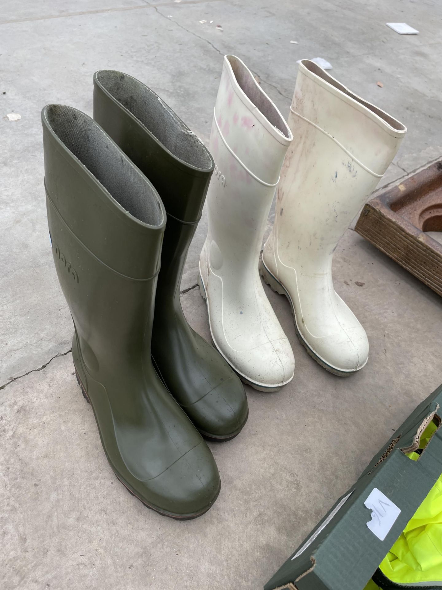 AN ASSORTMENT OF PPE TO INCLUDE WELLIES AND HIVIZ JACKETS - Image 2 of 3