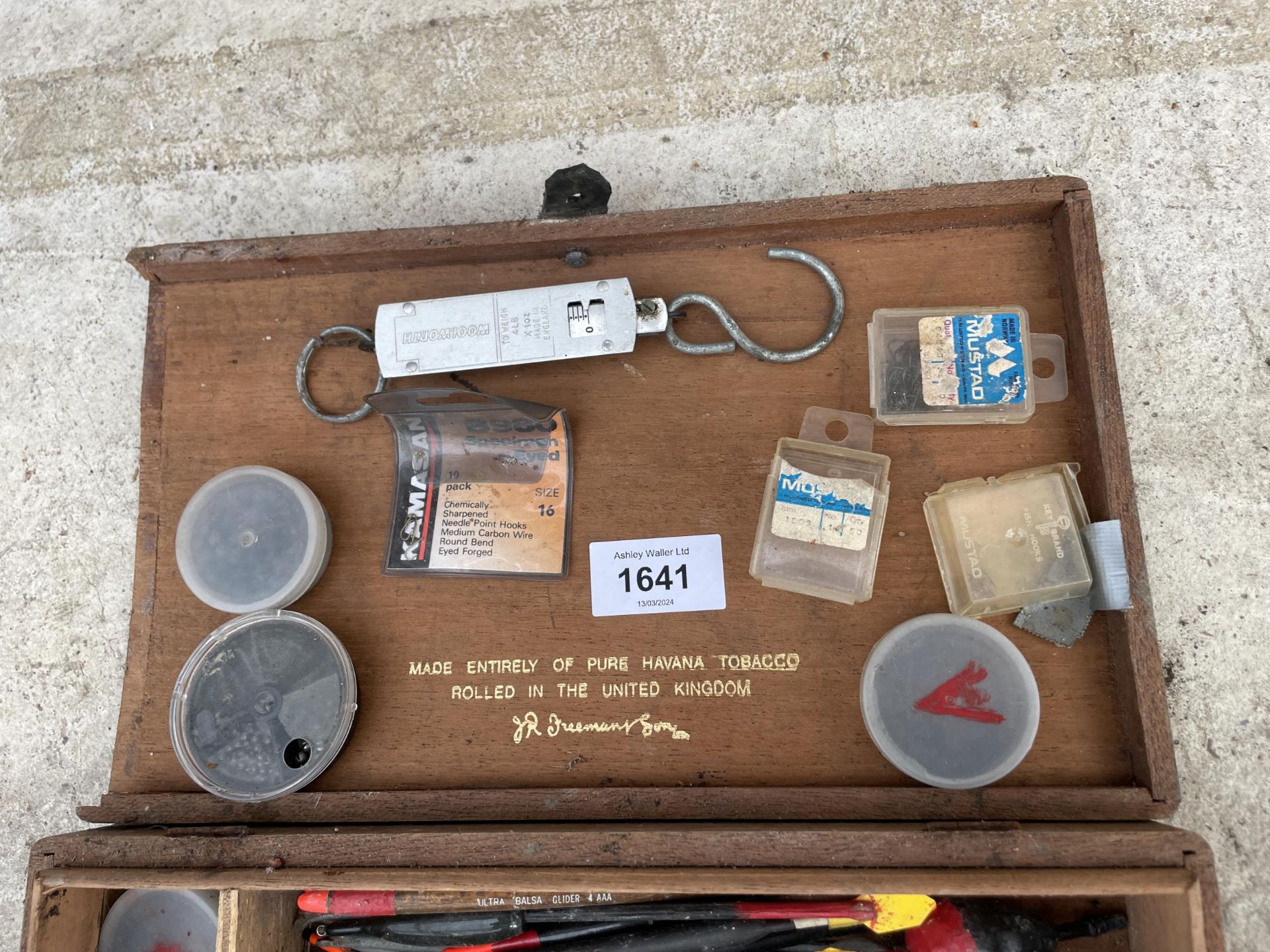 AN ASSORTMENT OF FISHING TACKLE TO INCLUDE FLOATS AND SCALES ETC - Bild 3 aus 3