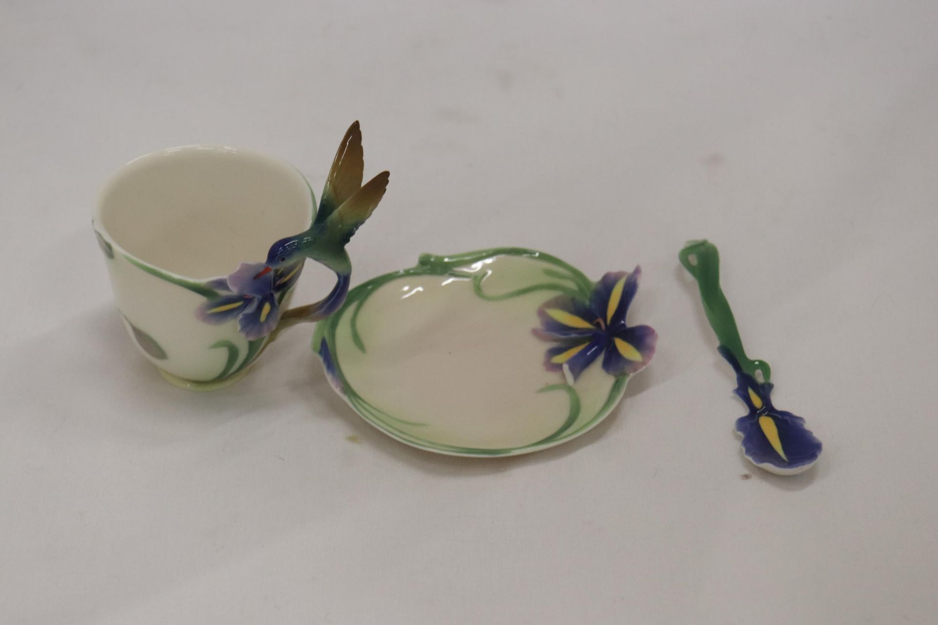 A FRANZ PORCELAIN CUP, SAUCER AND SPOON SET WITH HUMMING BIRD DESIGN. AF - CHIP TO SAUCER - Image 3 of 8