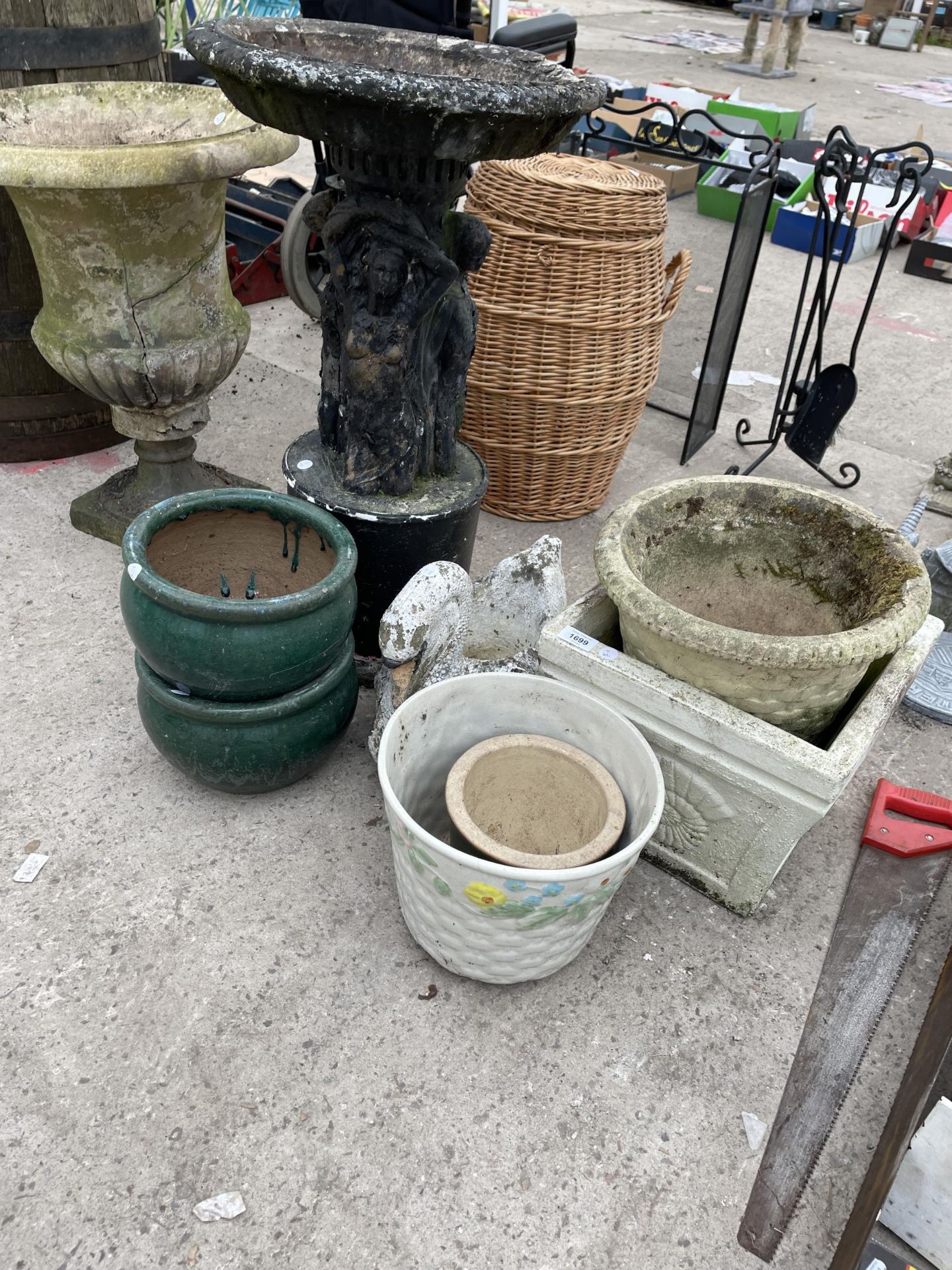 AN ASSORTMENT OF GARDEN POTS AND PLANTERS TO INCLIUDE A BIRD BATH ETC