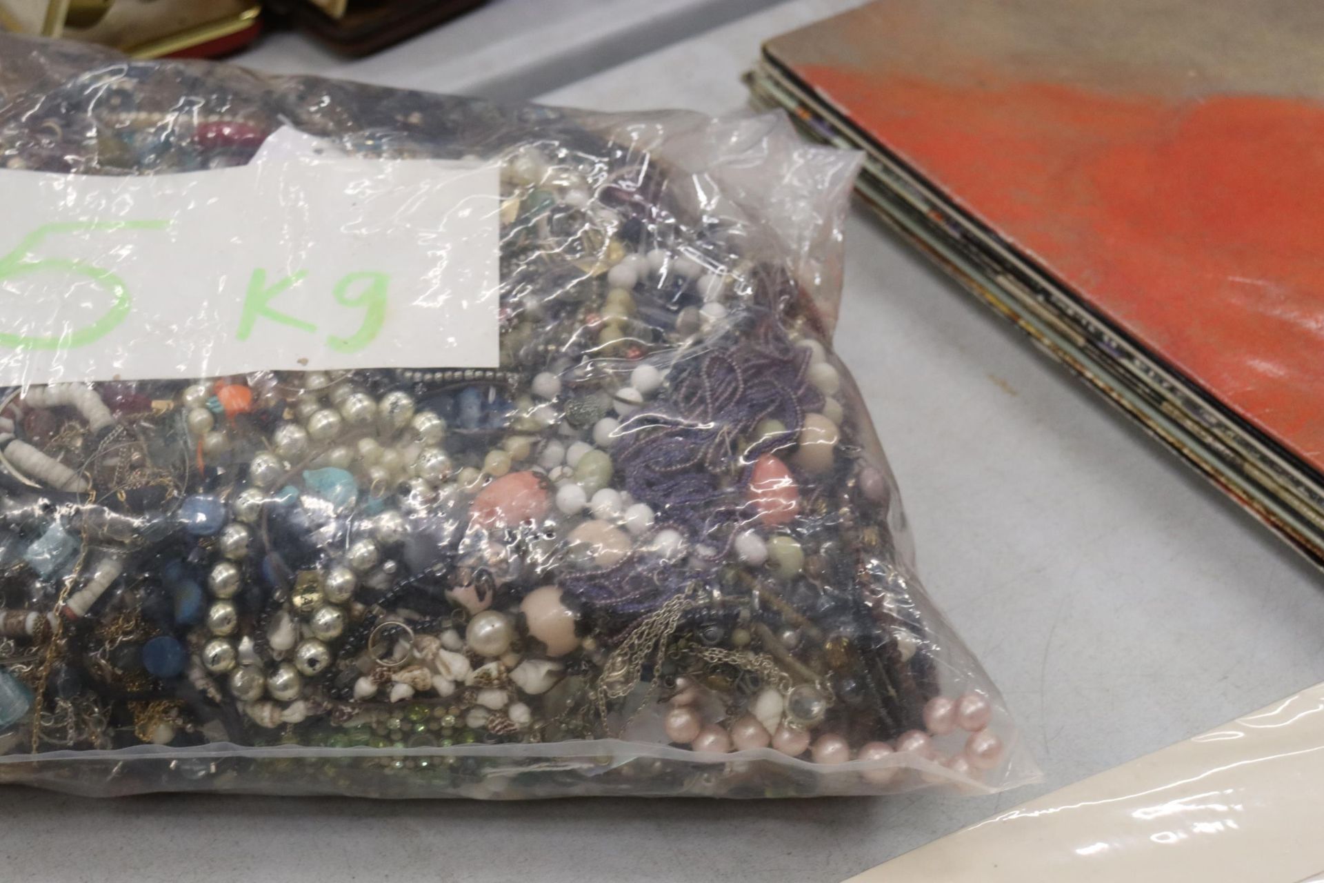 A 5 KG BAG OF COSTUME JEWELLERY AND BEADS - Image 5 of 10