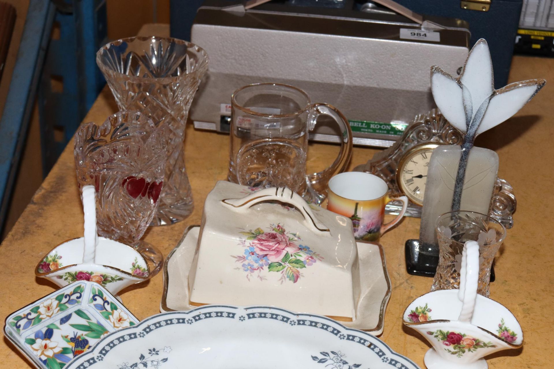A QUANTITY OF COLLECTABLE ITEMS TO INCLUDE ARTHUR WOOD, ROYAL DOULTON, ROYAL ALBERT, GLASSWARE, ETC - Bild 6 aus 8