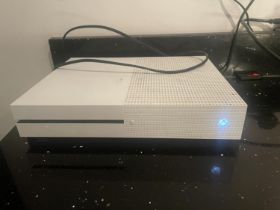 A WHITE X BOX ONE IN WORKING ORDER BUT NO WARRANTY