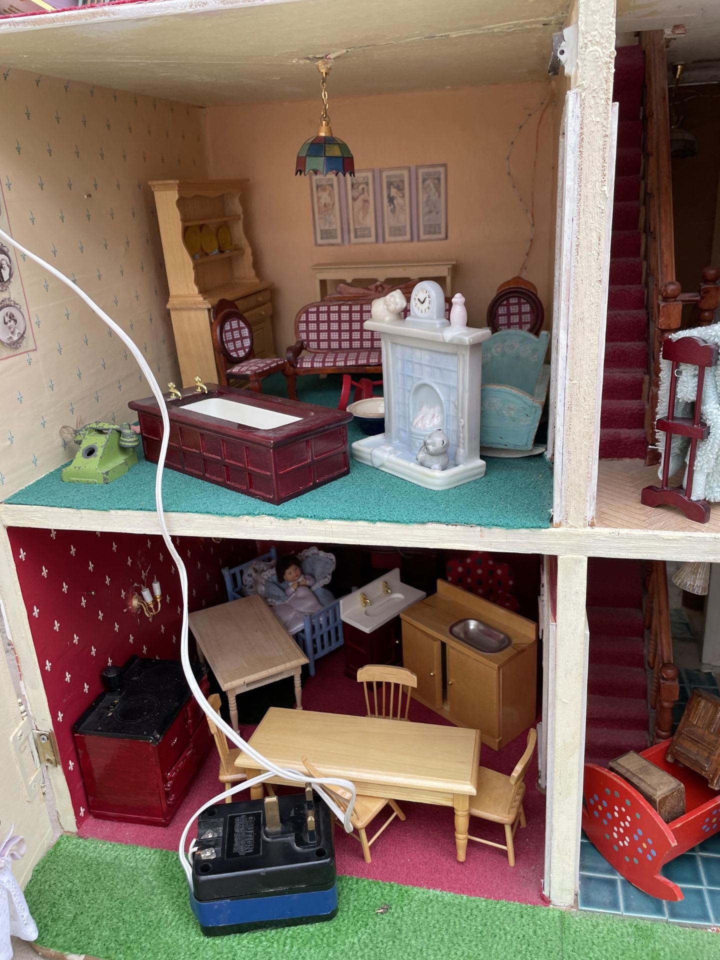 A LARGE WOODEN DOLLS HOUSE WITH A LARGE QUANTITY OF DOLLS HOUSE FURNITURE - Image 6 of 9