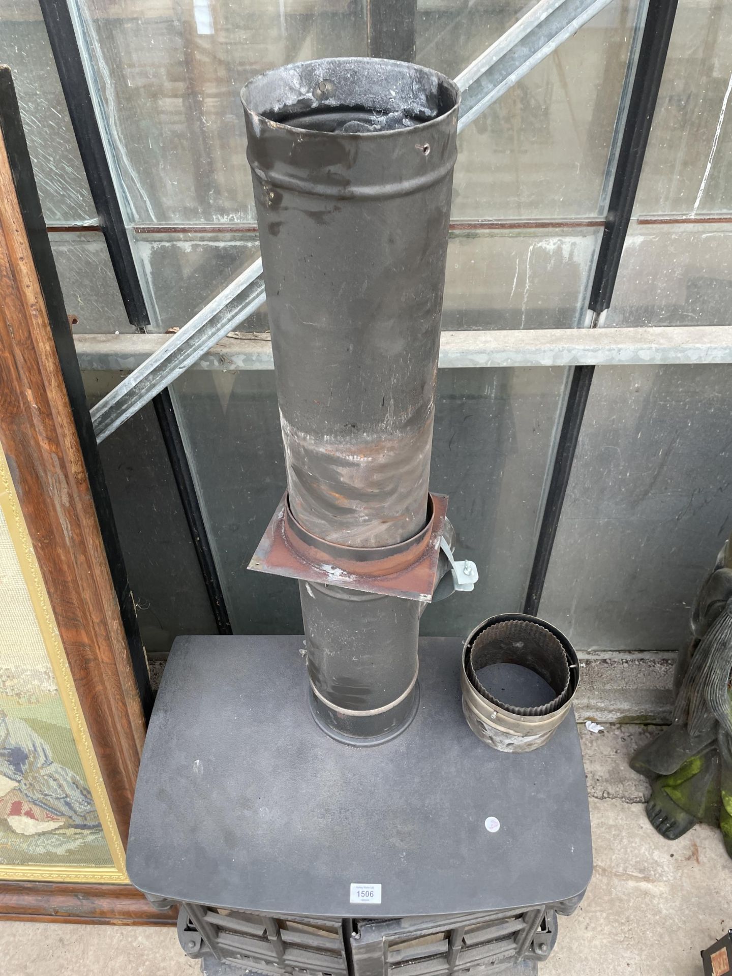 A CAST IRON LOG BURNER WITH FLU PIPE AND BRACKETS - Image 3 of 6