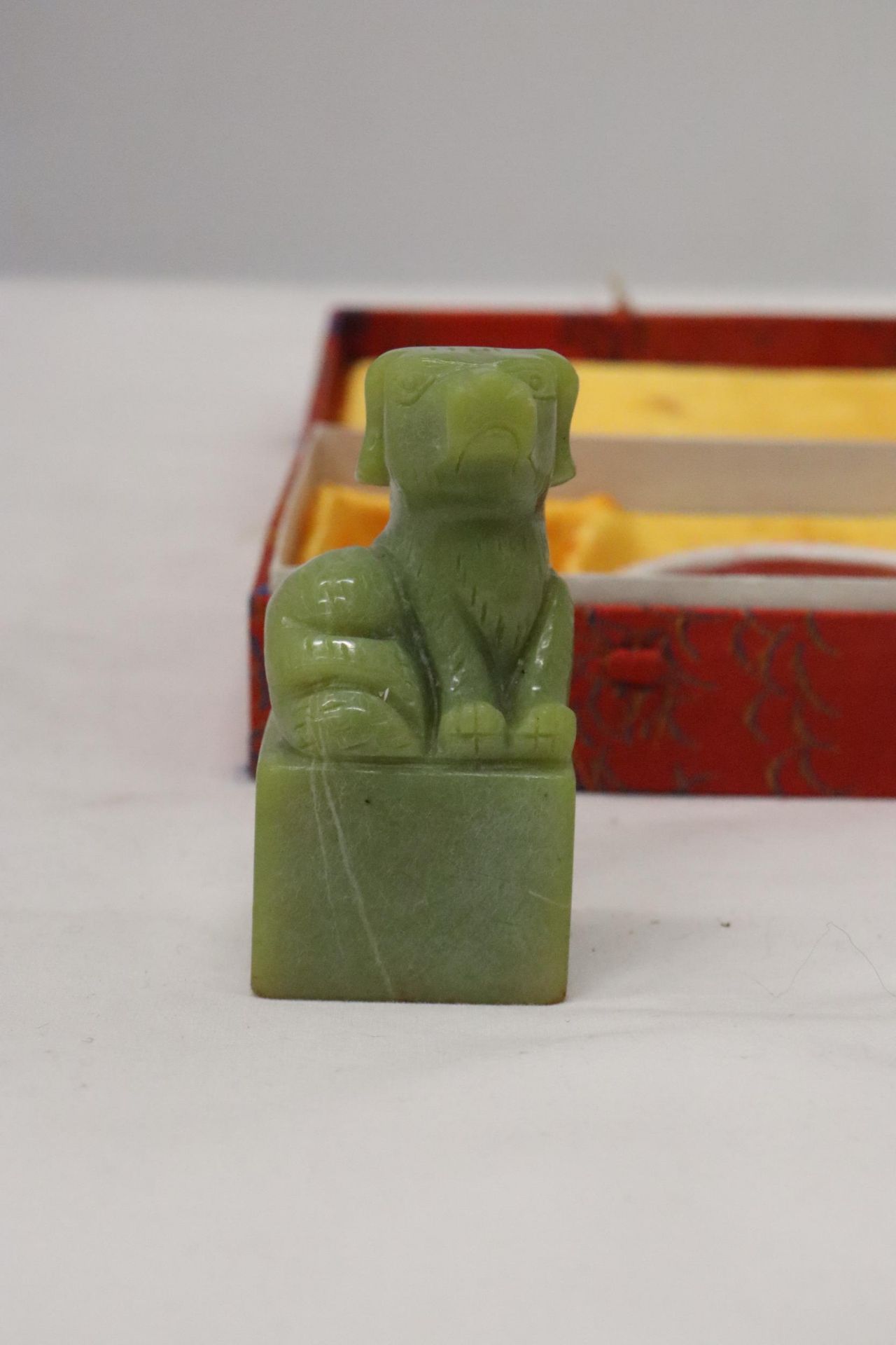 AN ORIENTAL JADE STYLE FOO DOG SEAL AND WAX IN A PRESENTATION BOX - Image 4 of 7