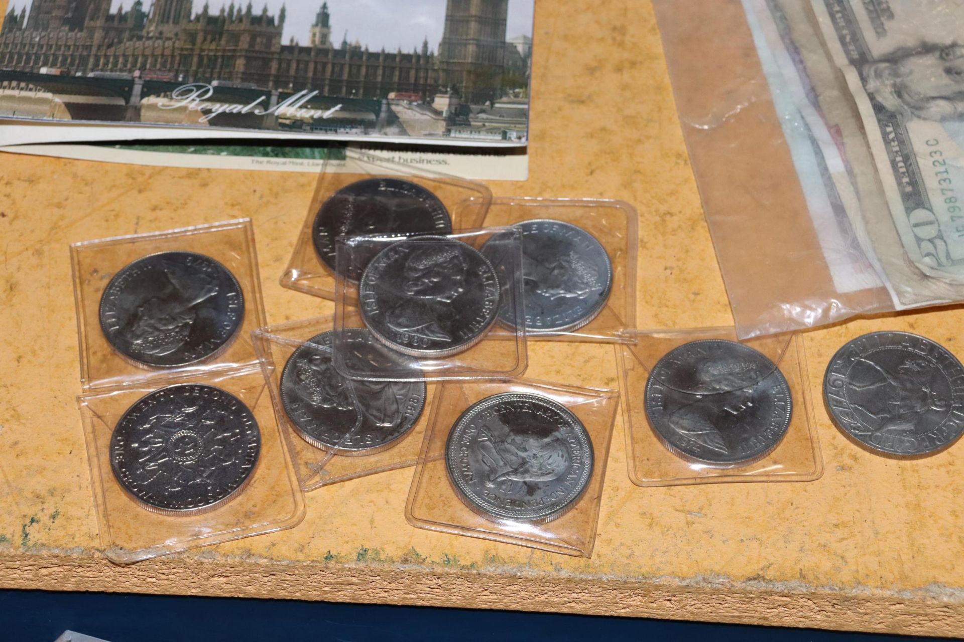 A LARGE QUANTITY OF VINTAGE COINS AND NOTES TO INCLUDE A VICTORIAN HALF CROWN, COMMEMORATIVE CROWNS, - Image 2 of 7