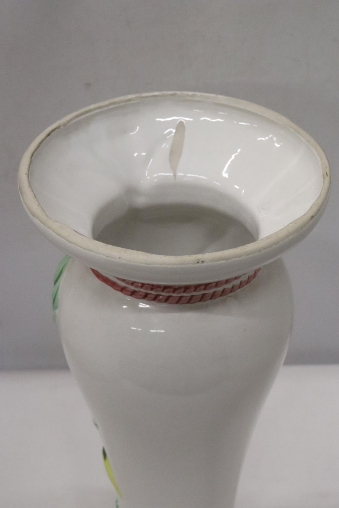 A LARGE FLORAL VASE, HEIGHT 43CM - Image 5 of 5