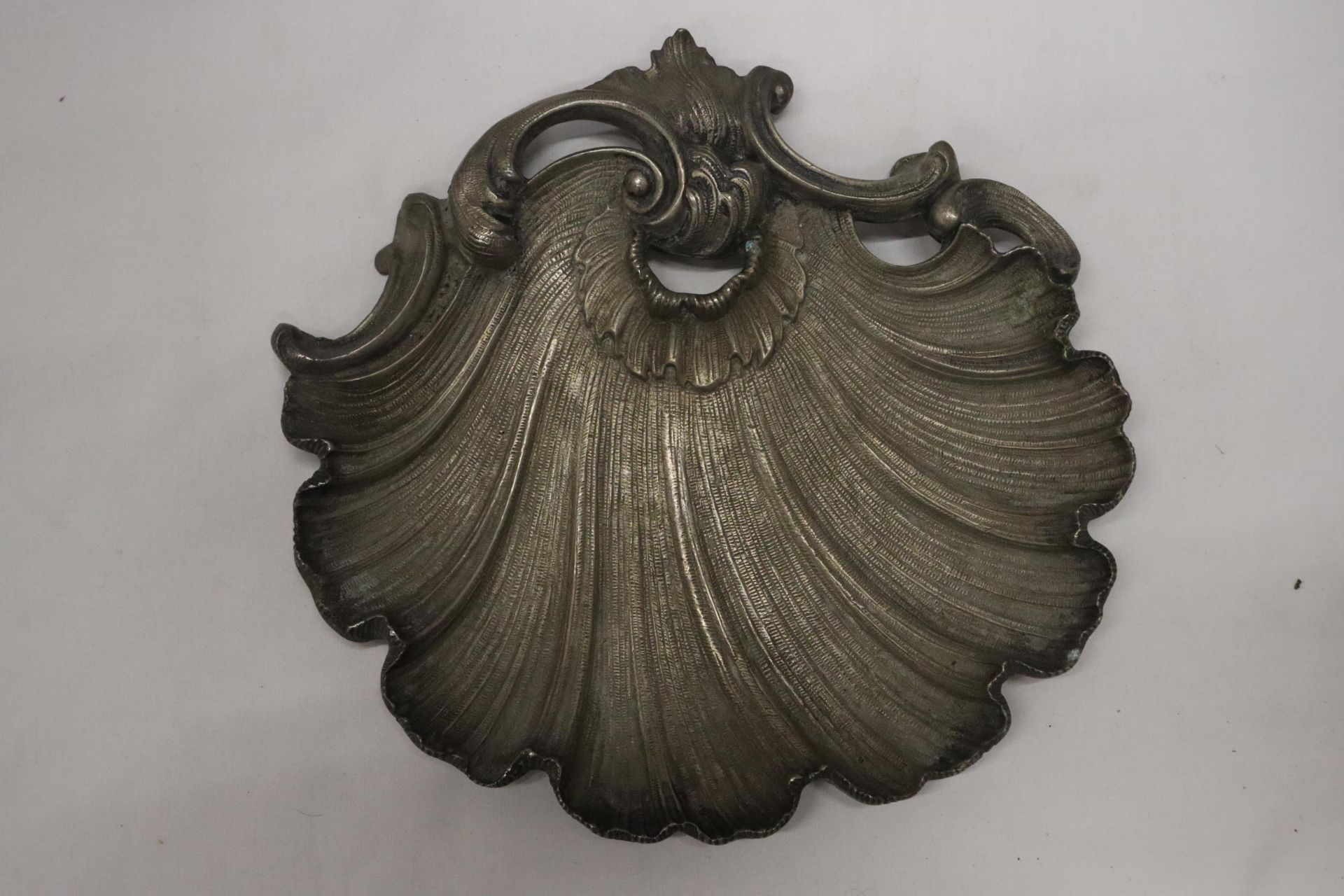 A HEAVY METAL ROCCOCO DISH, 29CM X 28CM - Image 2 of 5