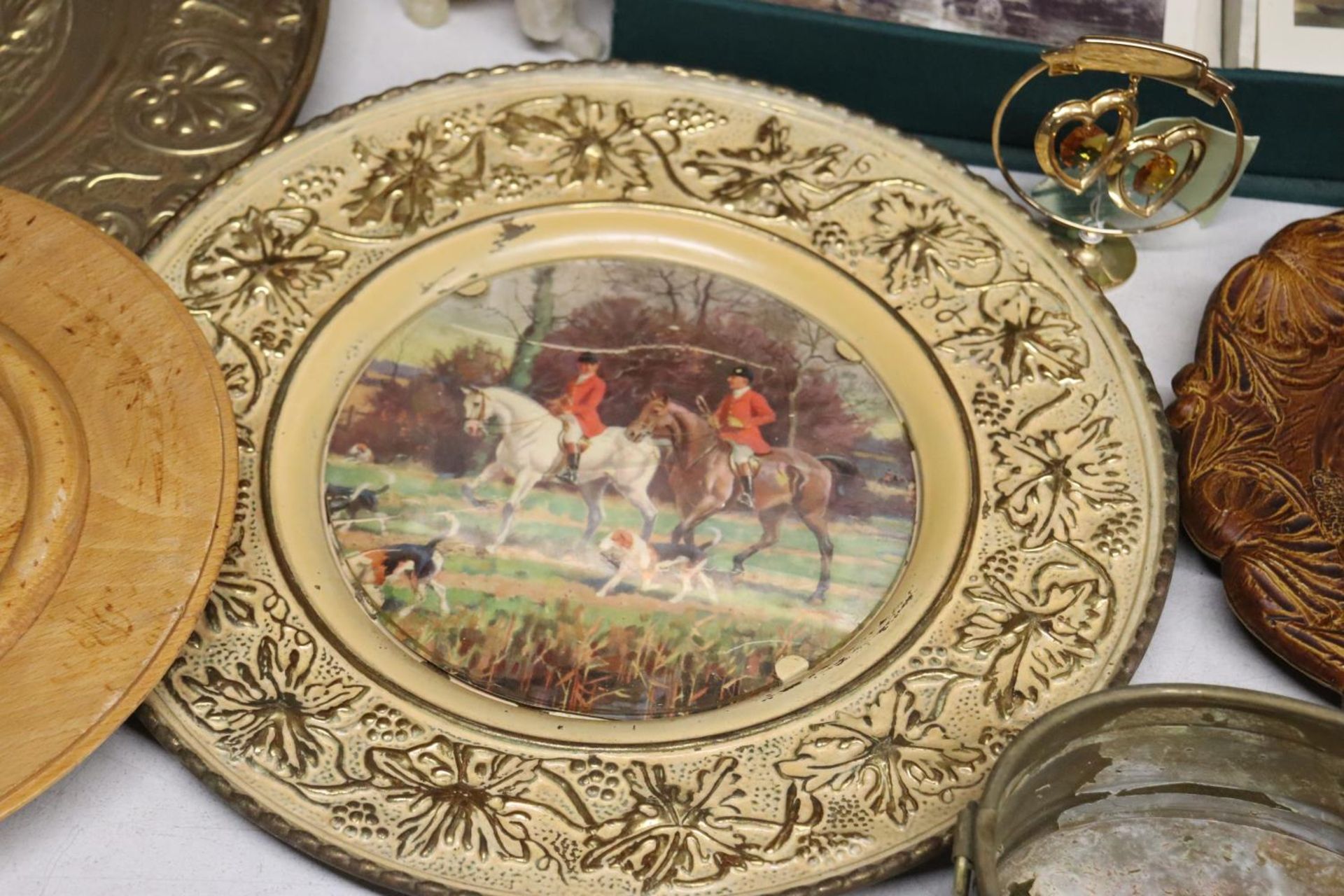 A MIXED LOT TO INCLUDE A SILVER PLATE TRAY, WOODEN WALL PLAQUE WITH PARIS SCENE, WRITING SET WITH - Image 6 of 8