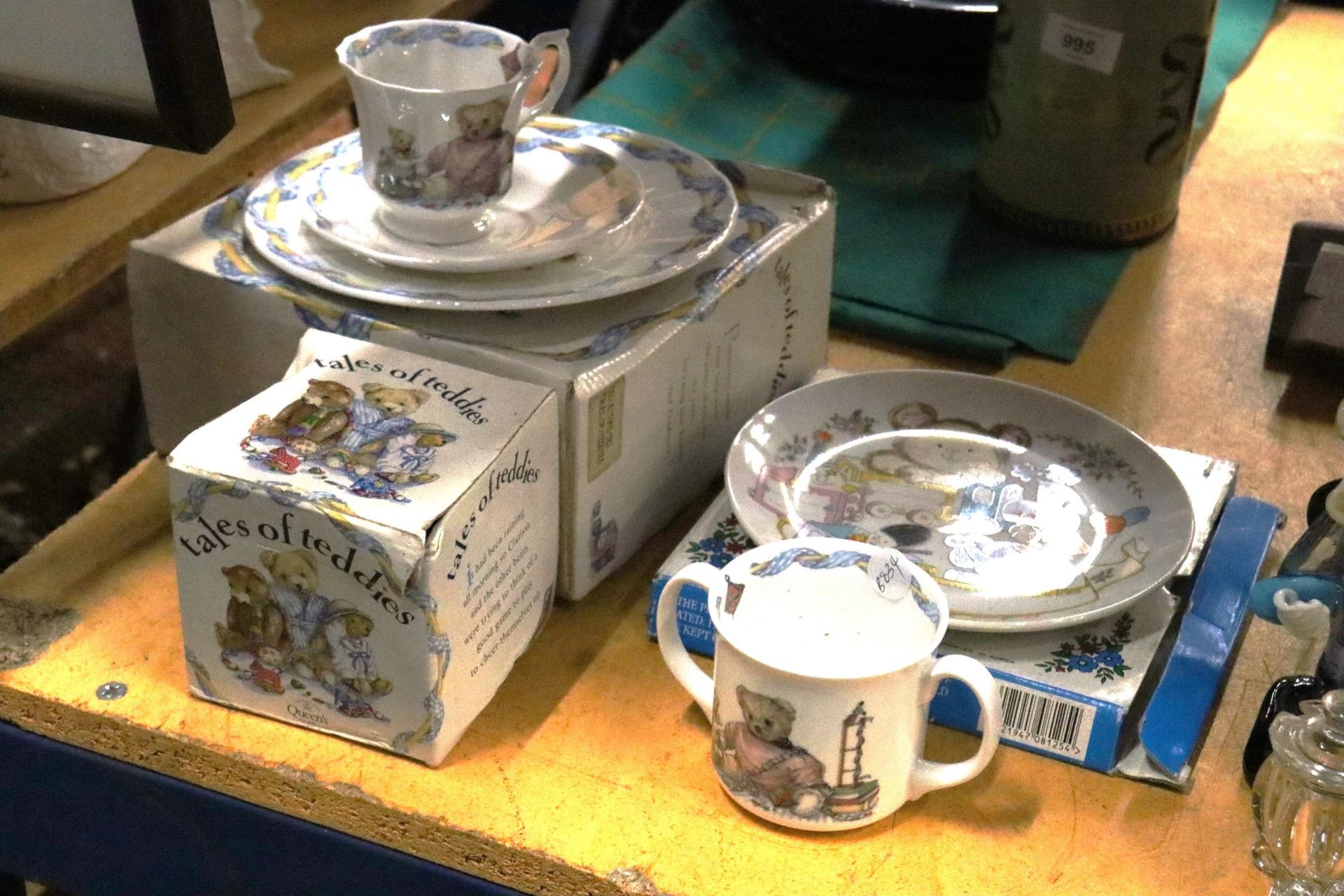 A COLLECTION OF CHILDREN'S 'QUEEN'S' CERAMICS TO INCLUDE A BOXED PLATE, CUP AND SAUCER SET, BOXED