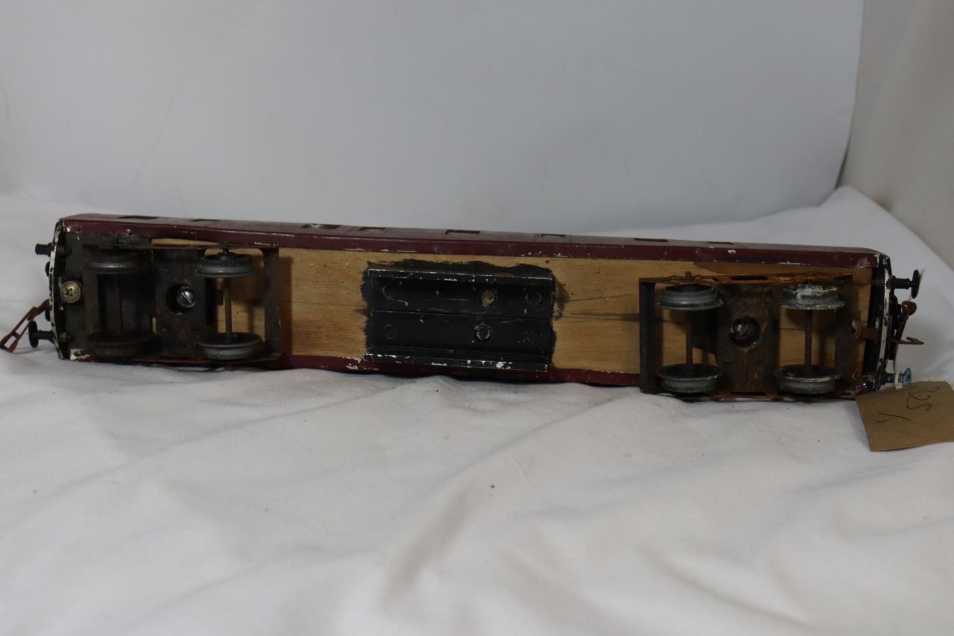 A PAINTED METAL .30MM GAUGE RAILWAY CARRIAGE IN MAROON LIVERY LENGTH 38 CM AND A HORNBY PAINTED - Image 6 of 6