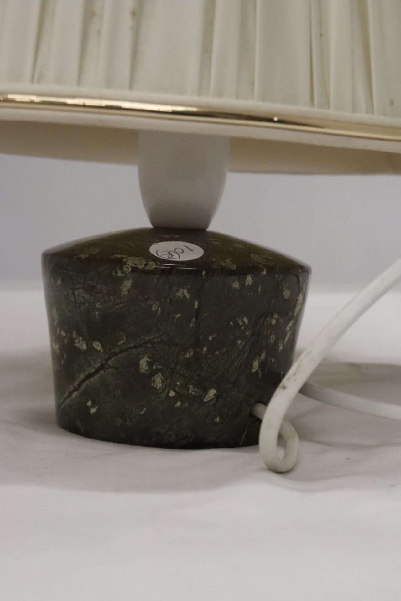 A TABLE LAMP WITH A POSSIBLY GRANITE BASE AND SHADE, HEIGHT 32CM - Image 4 of 5