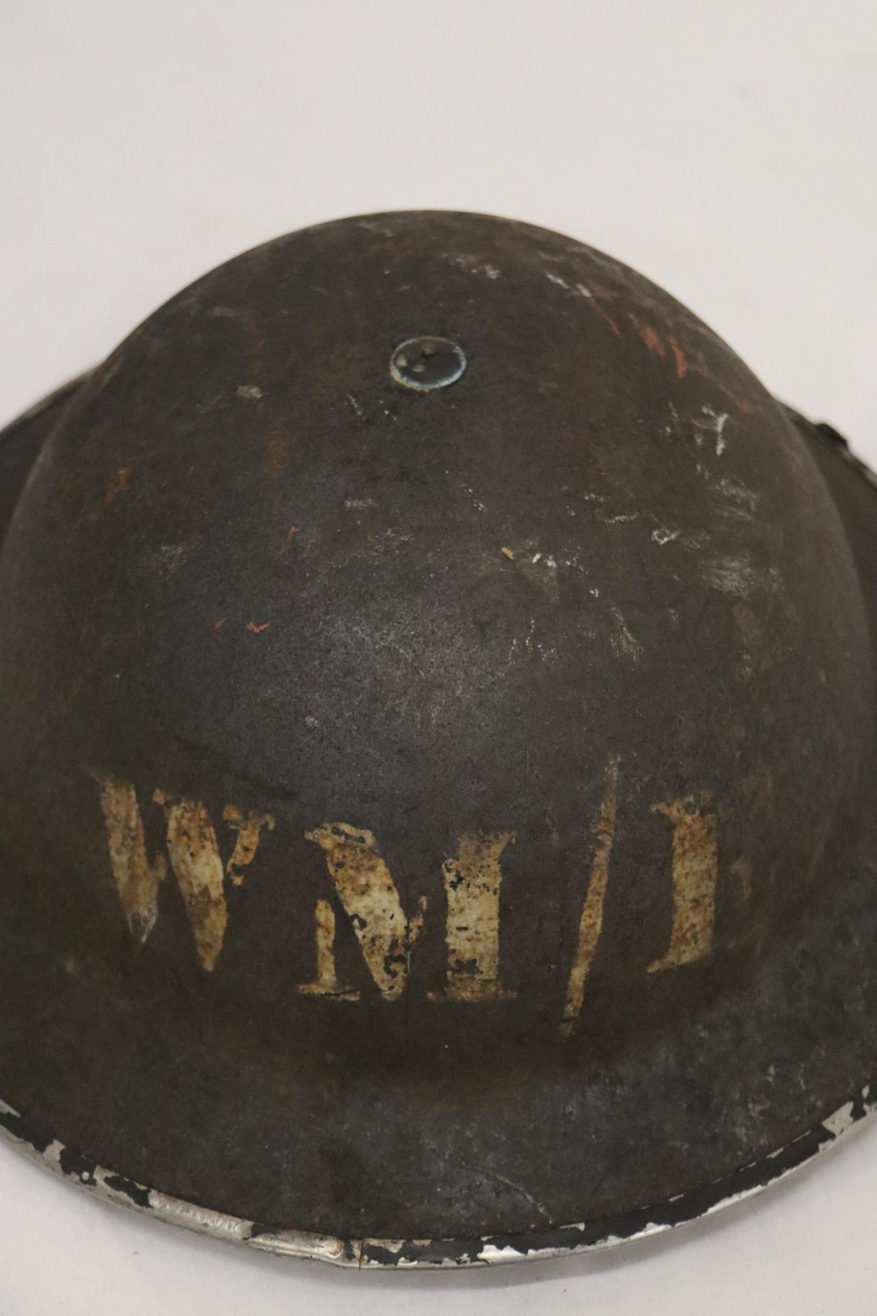 A 1939-45 WAR PERIOD W. M. E. HELMET - Bild 4 aus 5