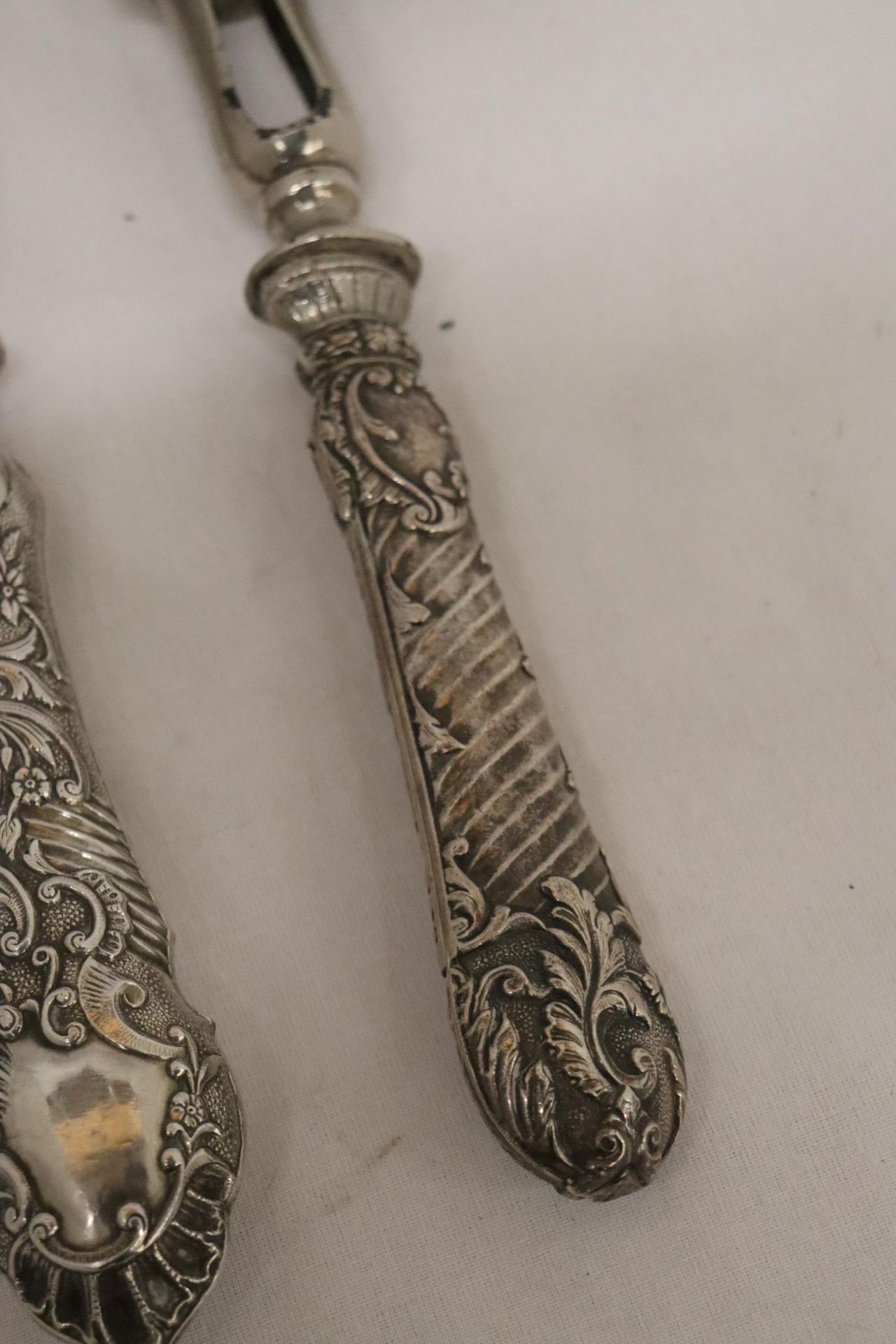 TWO VINTAGE CONTINENTAL, POSSIBLY SILVER, HANDLED GIGOT LAMB SHANK/HAM BONE HOLDERS - Image 3 of 6