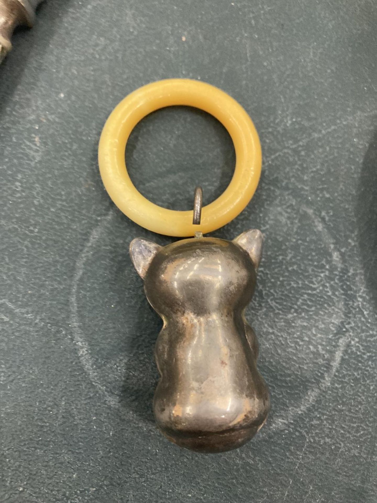 AN EARLY 20TH CENTURY TEETHING RING WITH TEDDY BEAR CHARM - Image 3 of 3