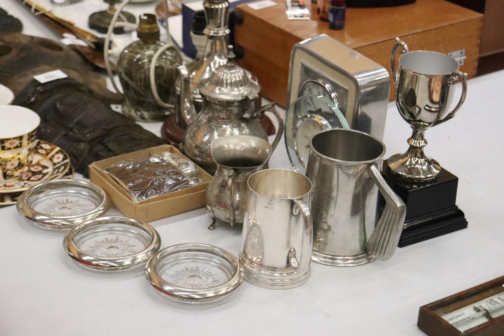 A QUANTITY OF SILVER PLATED ITEMS TO INCLUDE A TEAPOT, TANKARDS, A TROPHY, HIP FLASK, CLOCKS, ETC - Image 3 of 12
