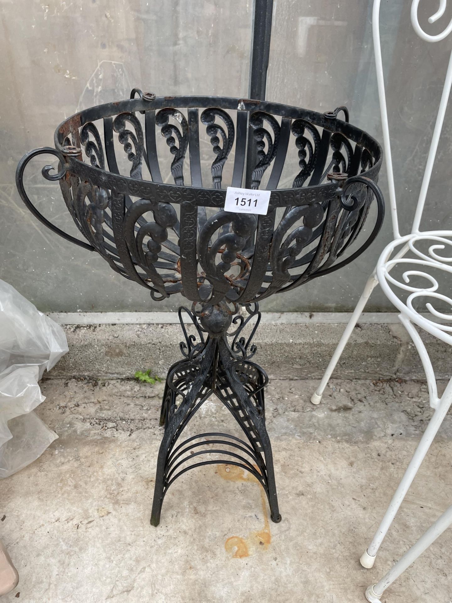 AN ORNATE AND DECORATIVE WROUGHT IRON GARDEN PLANTER (H:66CM D:37CM)