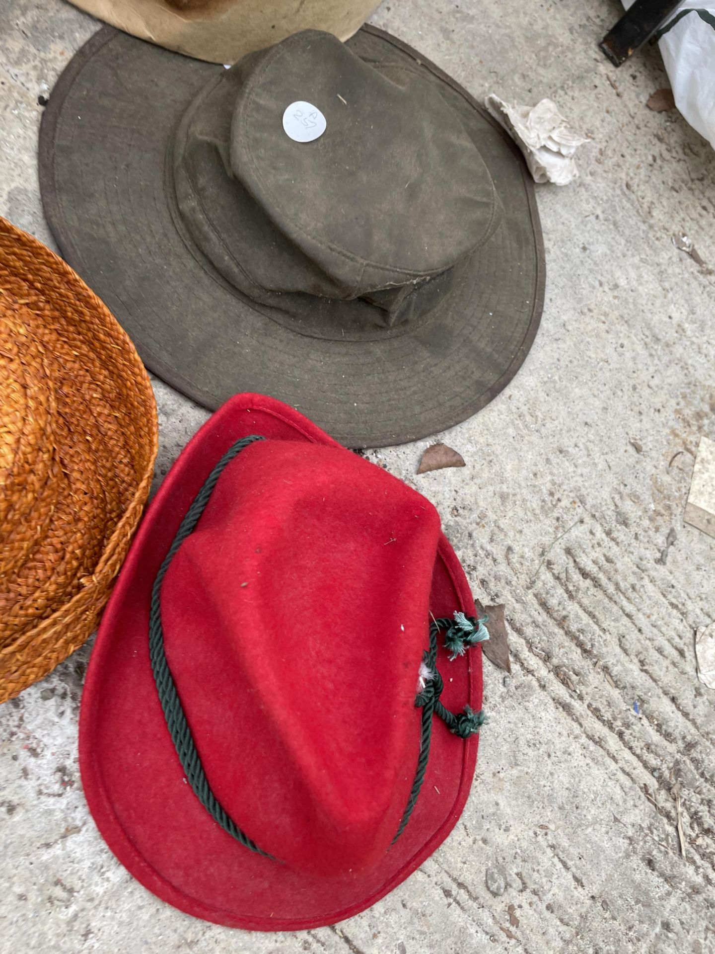 AN ASSORTMENT OF HATS AND A HAT BOX - Image 3 of 3