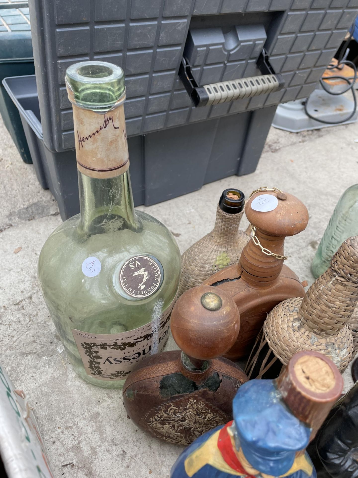 AN ASSORTMENT OF VINTAGE GLASS AND NOVELTY CERAMIC BOTTLES - Bild 4 aus 4