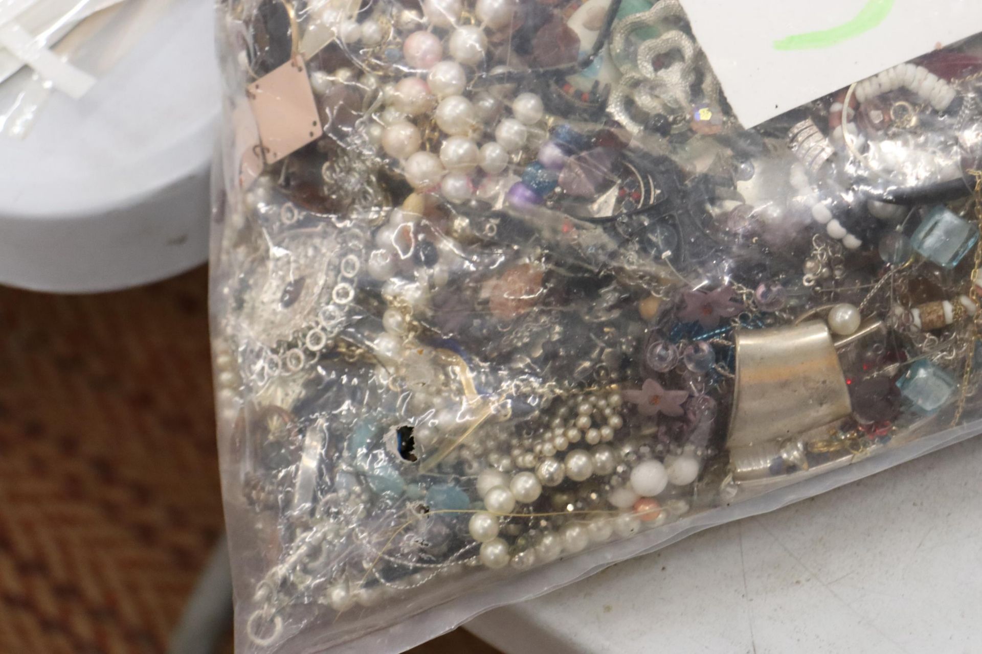 A 5 KG BAG OF COSTUME JEWELLERY AND BEADS - Image 2 of 10