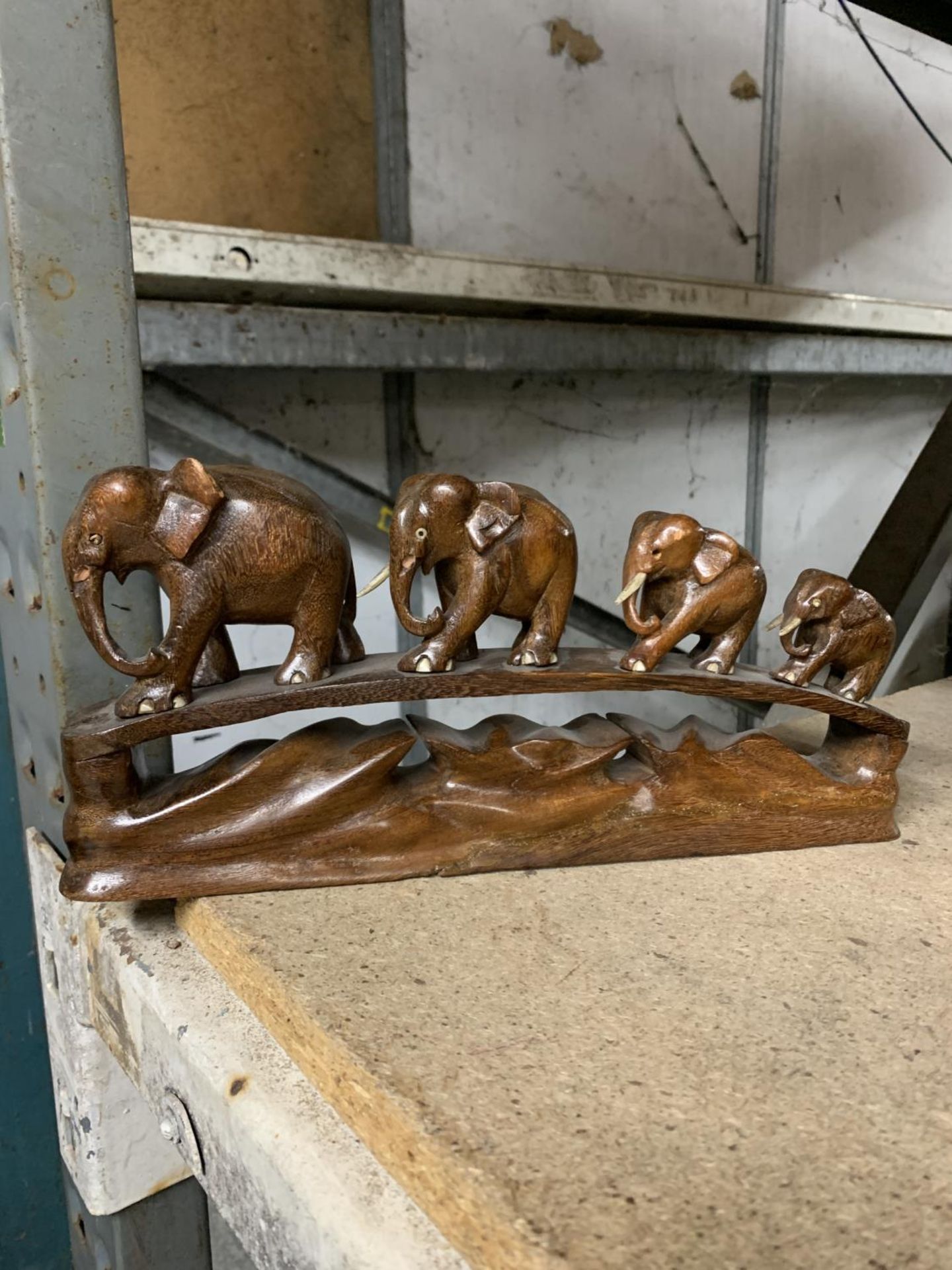 A QUANTITY OF TREEN ITEMS TO INCLUDE TWO MANTLE CLOCKS, ELEPHANTS, BOX AND CARVED TABLE - Image 4 of 4
