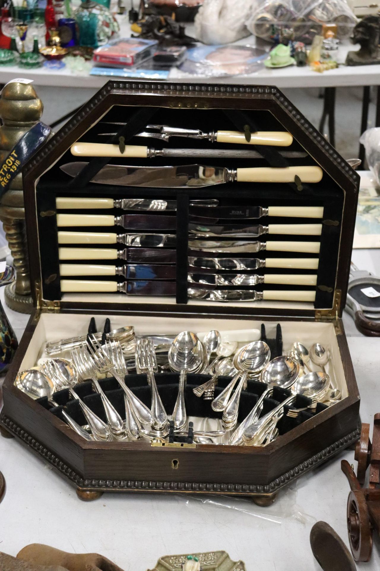 A VINTAGE CANTEEN OF CUTLERY IN AN OAK BOX