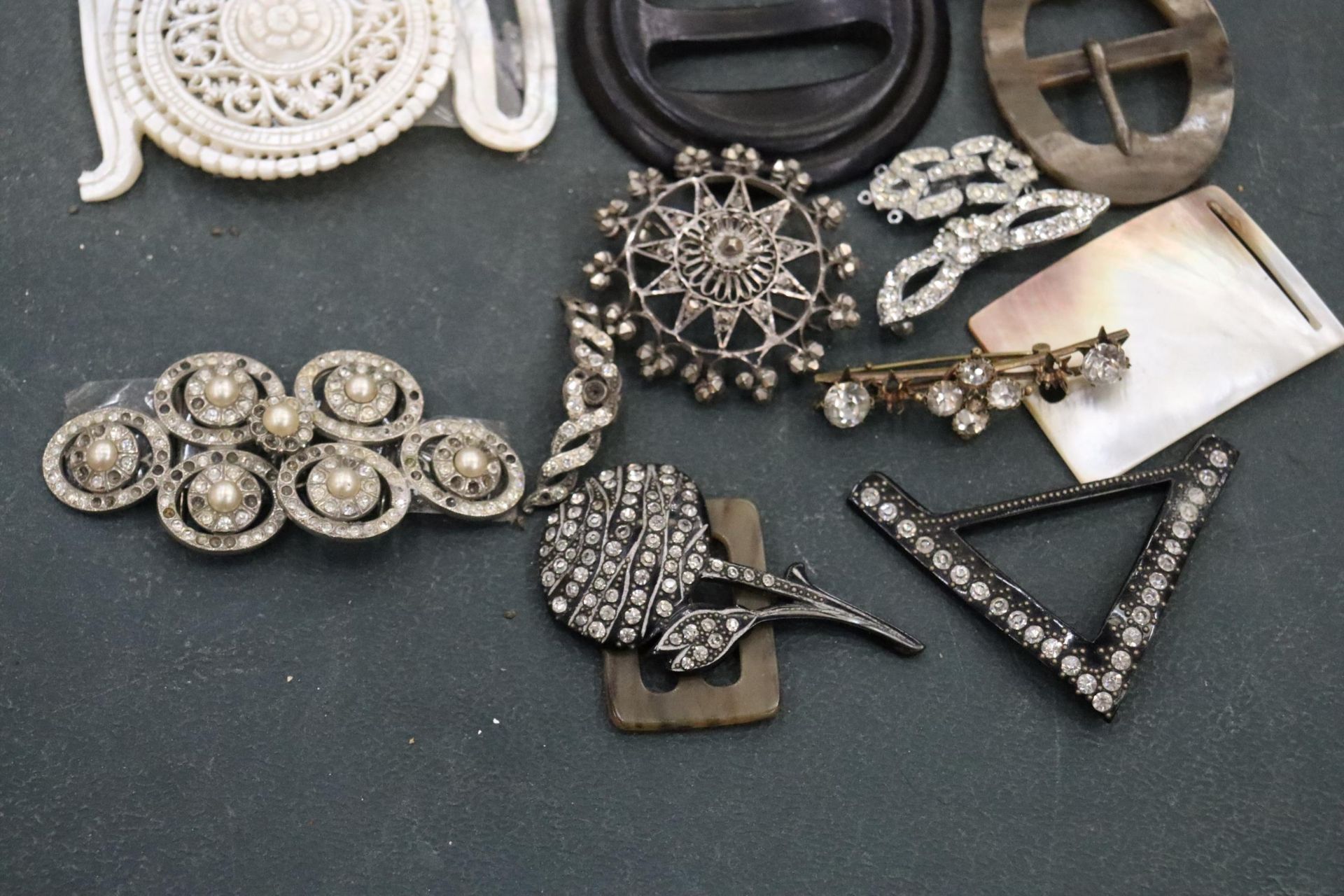 A QUANTITY OF VINTAGE BUCKLES, BROOCHES, ETC - Image 3 of 5