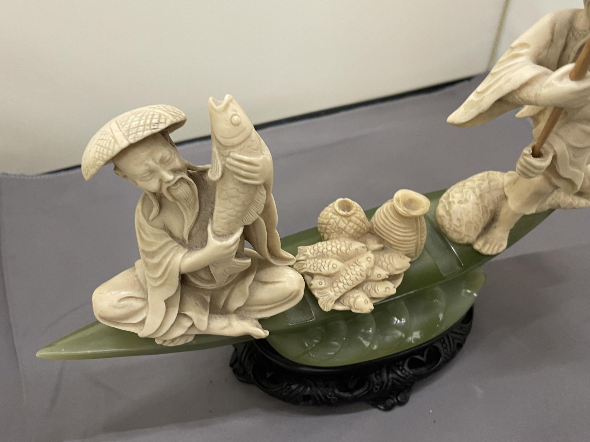 AN ORIENTAL CARVING OF FISHERMEN ON A POSSIBLY JADE BOAT, HEIGHT 20CM, WIDTH 27CM - Image 2 of 4
