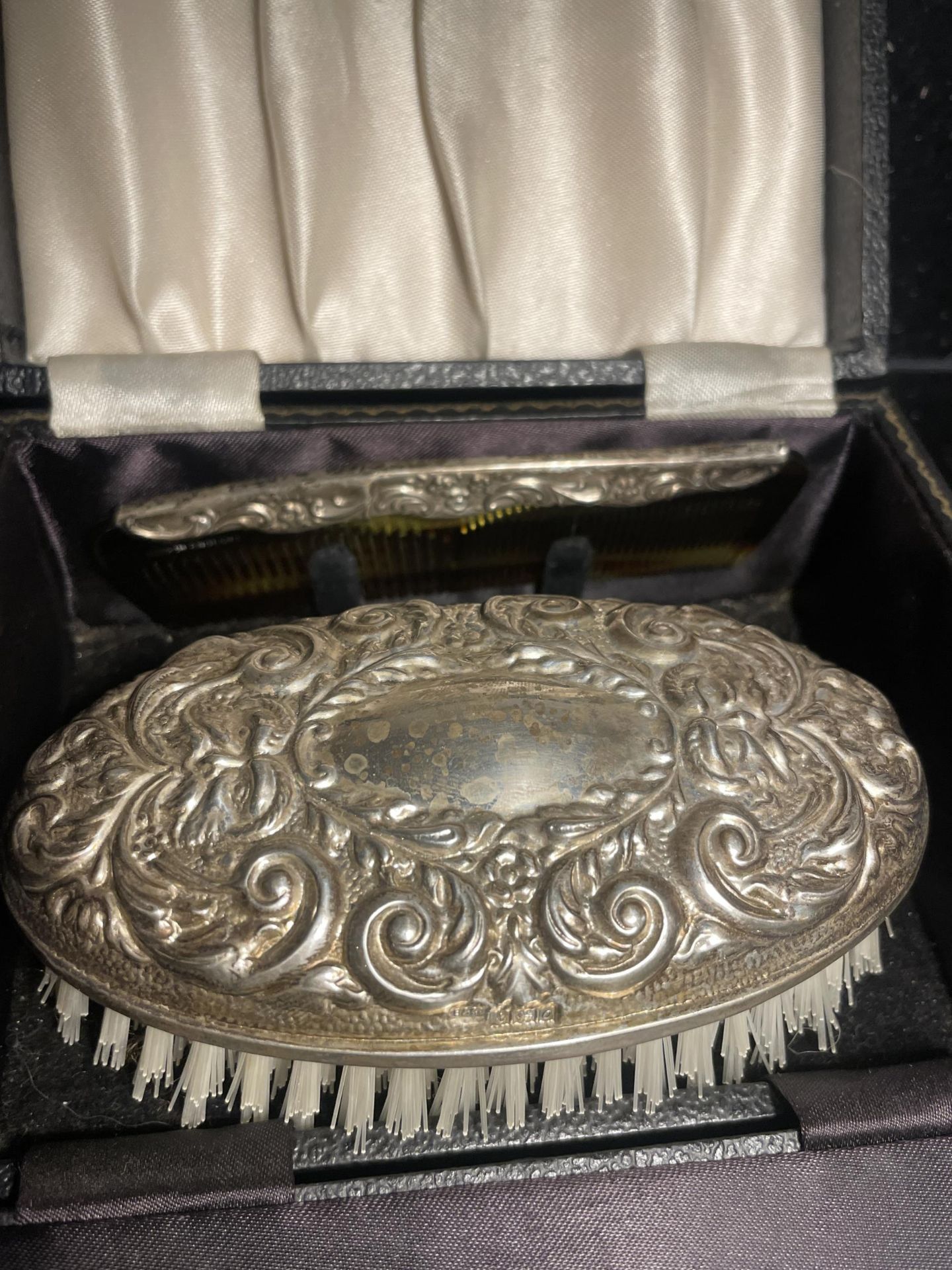 A HALLMARKED BIRMINGHAM SILVER BRUSH AND COMB SET IN A PRESENTATION BOX - Image 2 of 4