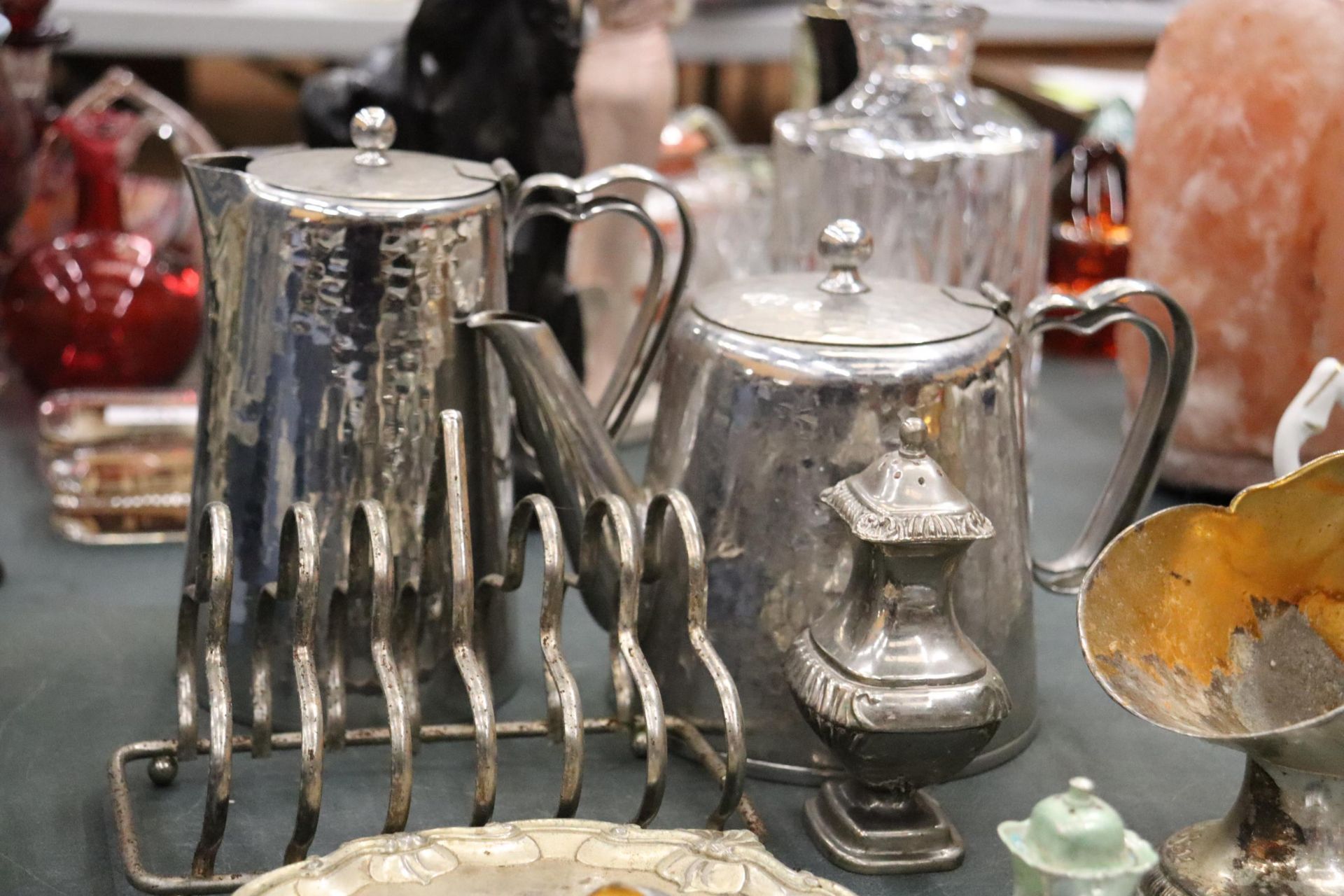 A COLLECTION OF SILVER PALTED ITEMS TO INCLUDE NAPKIN RINGS, A TEAPOT AND HOT WATER JUG, FLATWARE, - Image 9 of 10