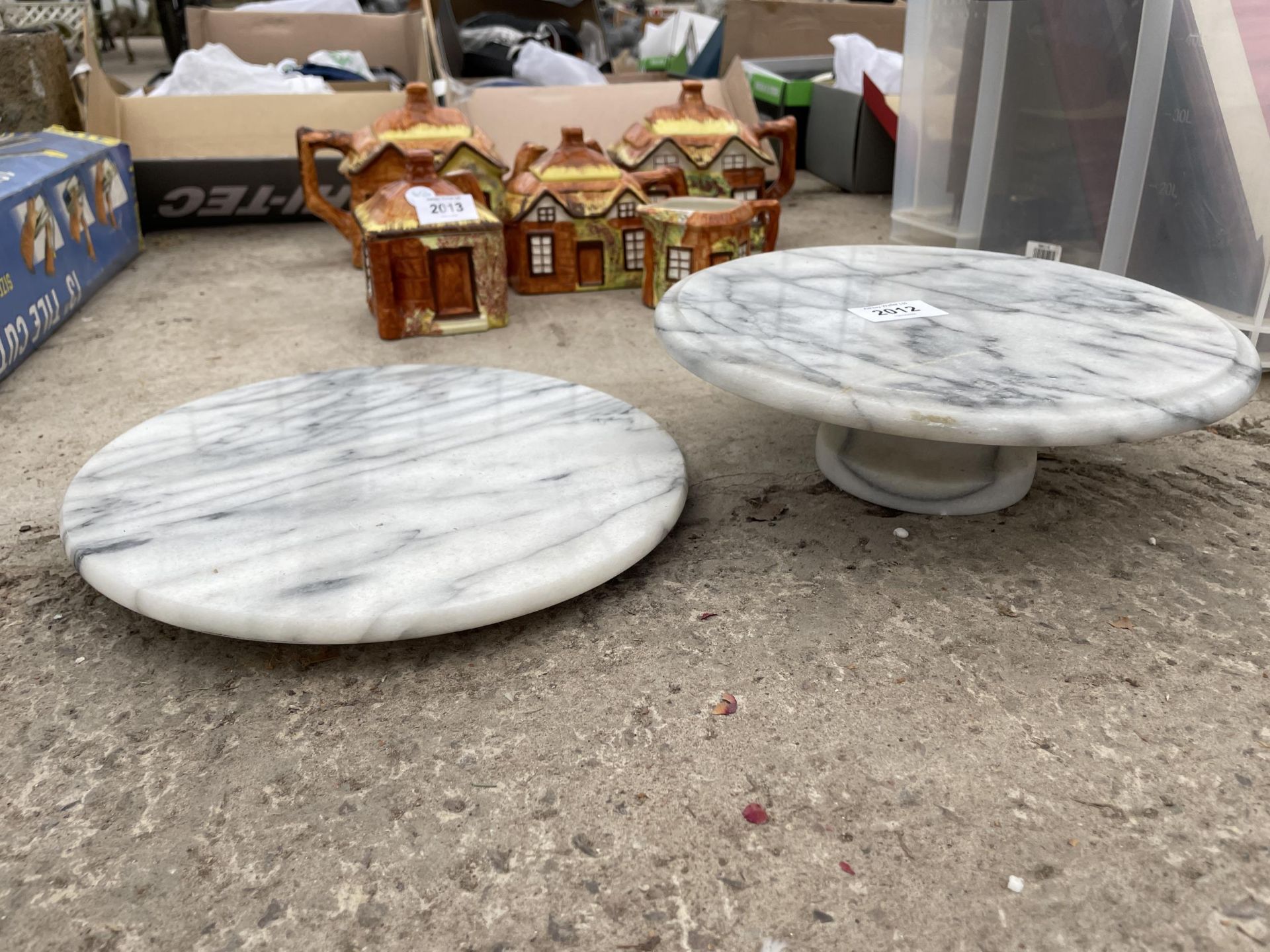 A MARBLE PLACE MAT AND A MARBLE CAKE STAND - Image 2 of 2