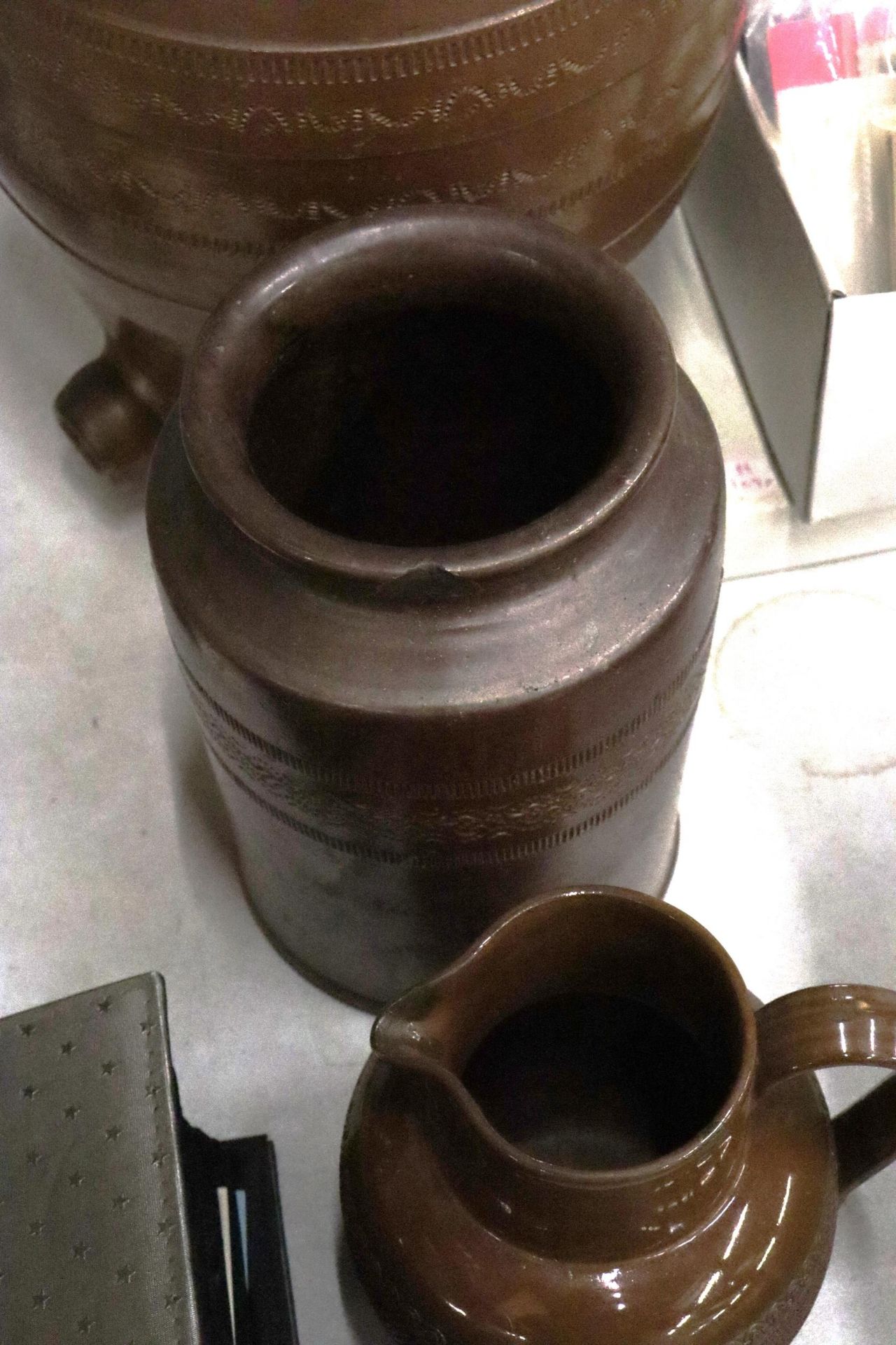 A VINTAGE STONEWARE KEG WITH MATCHING JUG AND JAR - Image 6 of 7