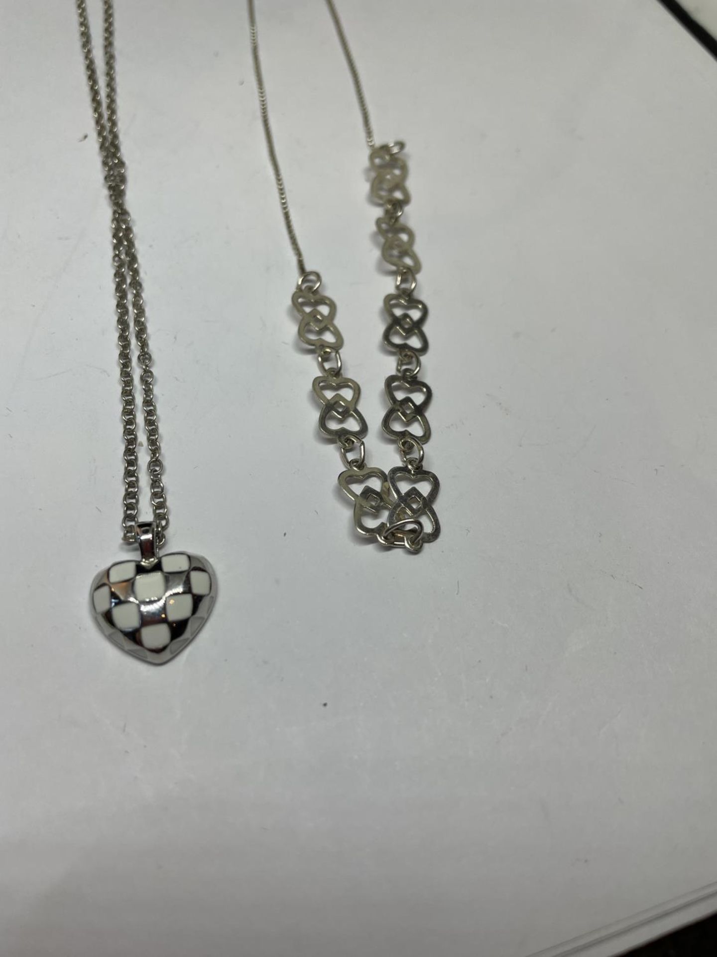 FOUR SILVER NECKLACES WITH PENDANTS - Bild 3 aus 3