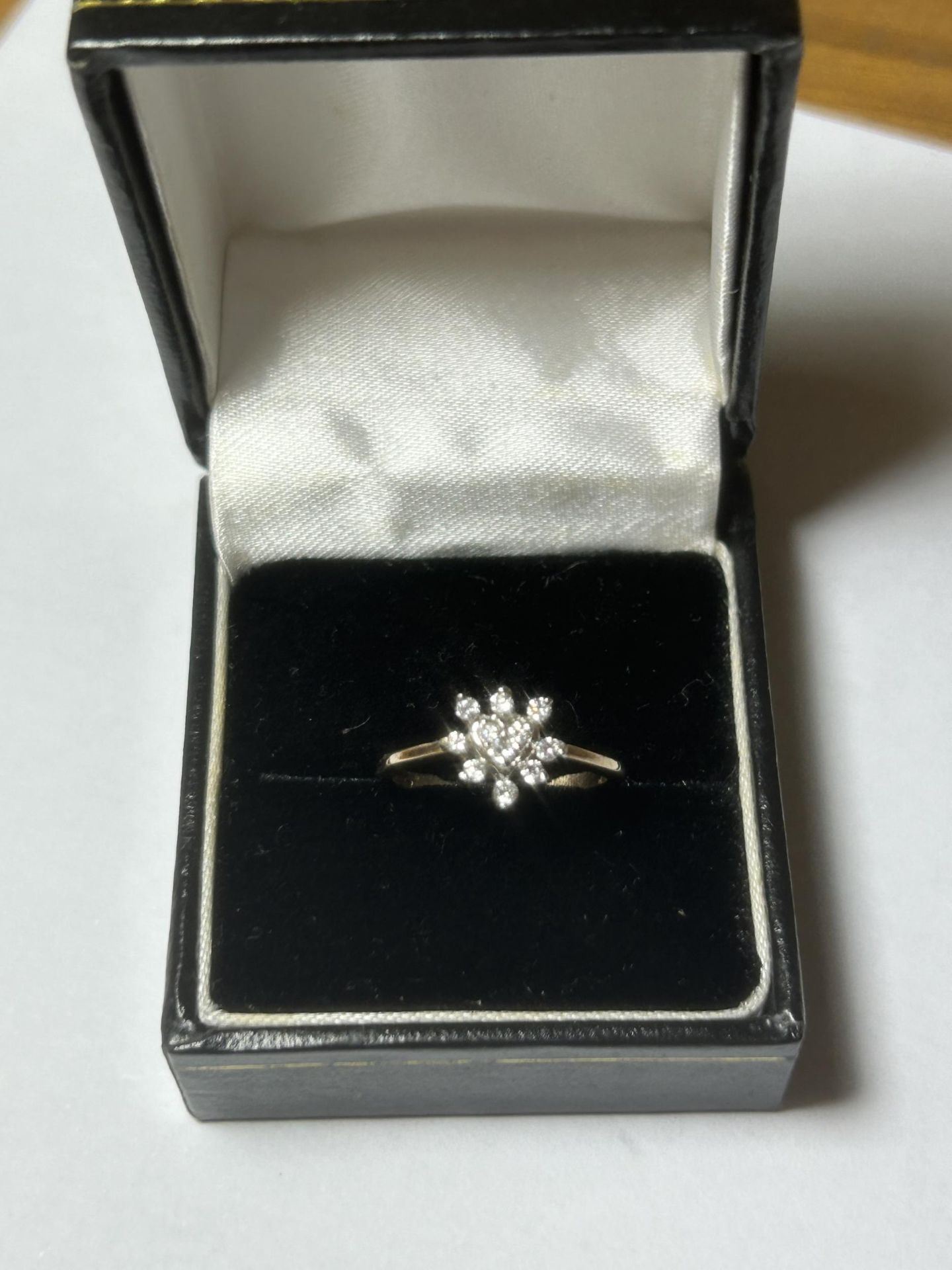 A 9CT YELLOW GOLD DAISY DESIGN RING, WITH CUBIC ZIRCONIAS, SIZE J 1/2 COMPLETE WITH PRESENTATION BOX