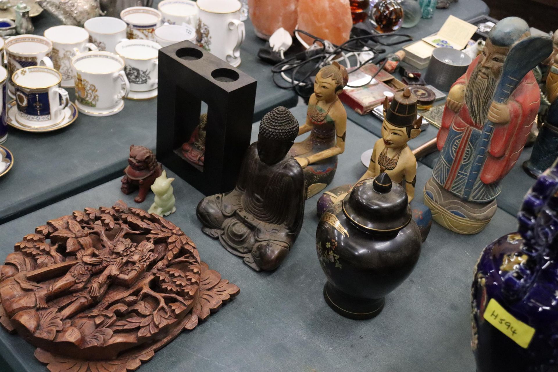 A COLLECTION OF ASIAN ITEMS TO INCLUDE A WALL PLAQUE, BUDDAH FIGURES, LARGE WOODEN FIGURES, A FOO - Bild 4 aus 12