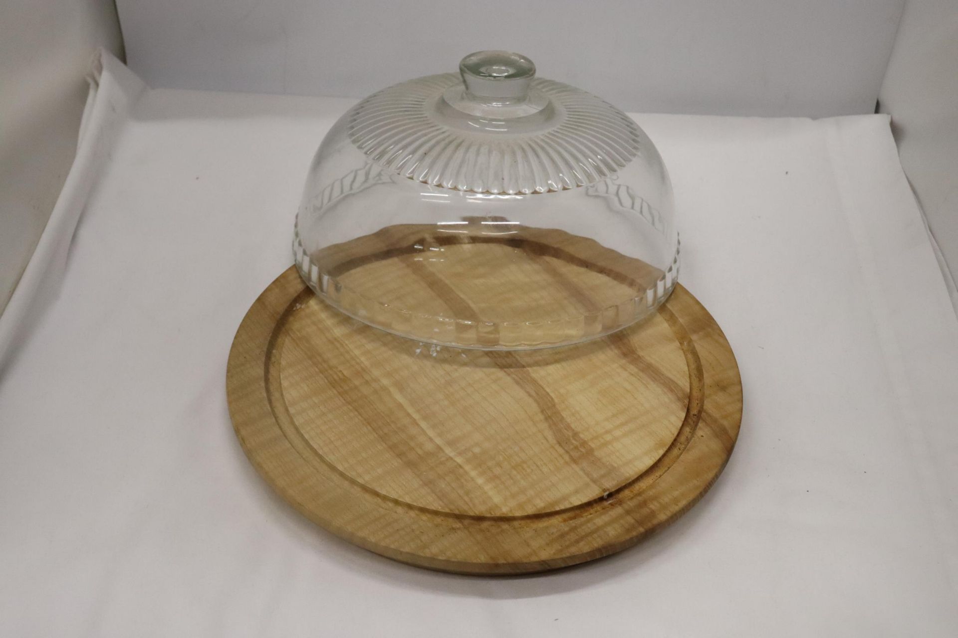 A VINTAGE WOODEN CAKE/CHEESE BOARD WITH GLASS DOME - Bild 3 aus 5