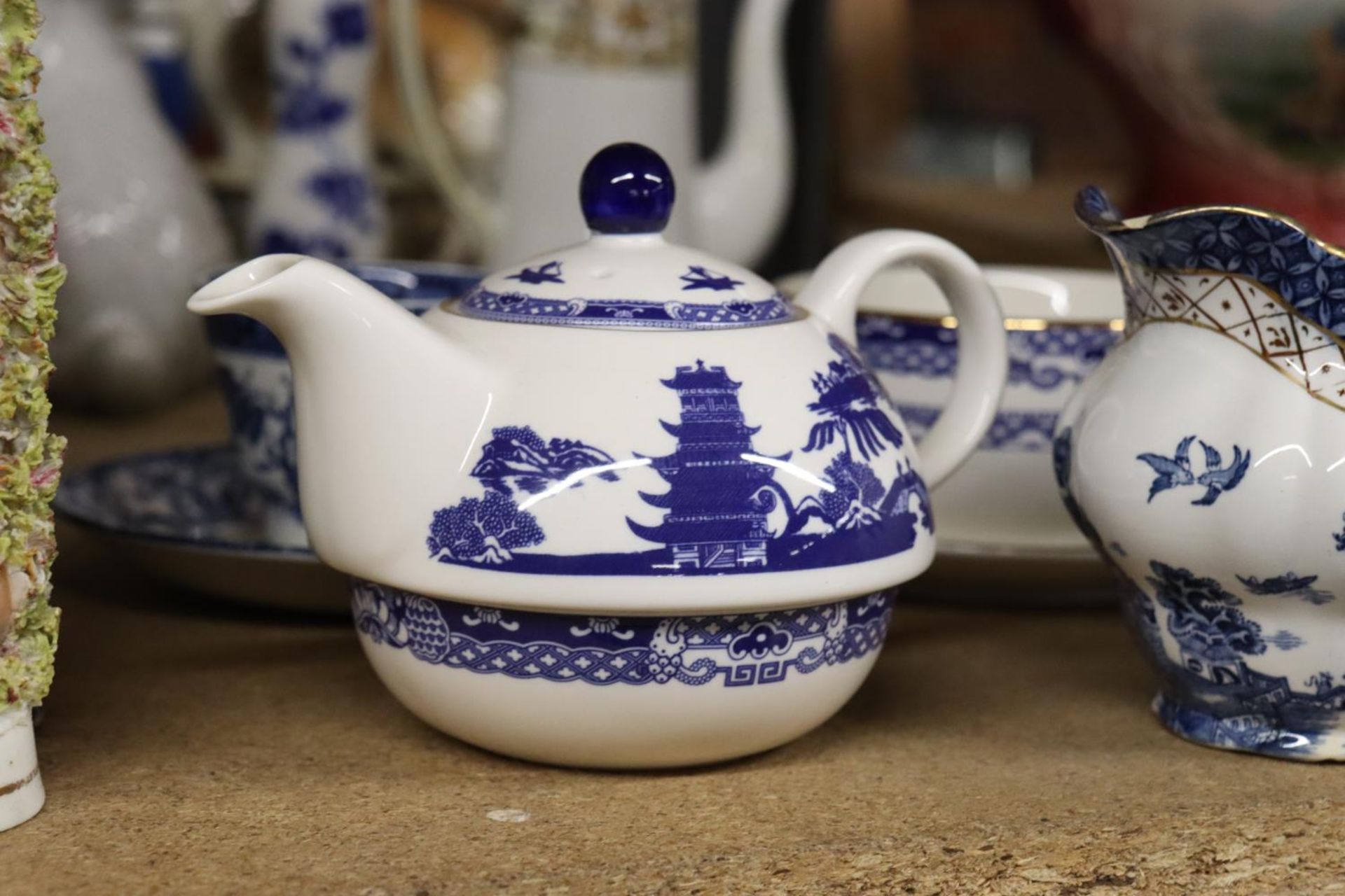 VARIOUS ITEMS OF BLUE AND WHITE WARE TO INCLUDE A TEAPOT, JUG, VASE ETC - Image 5 of 5