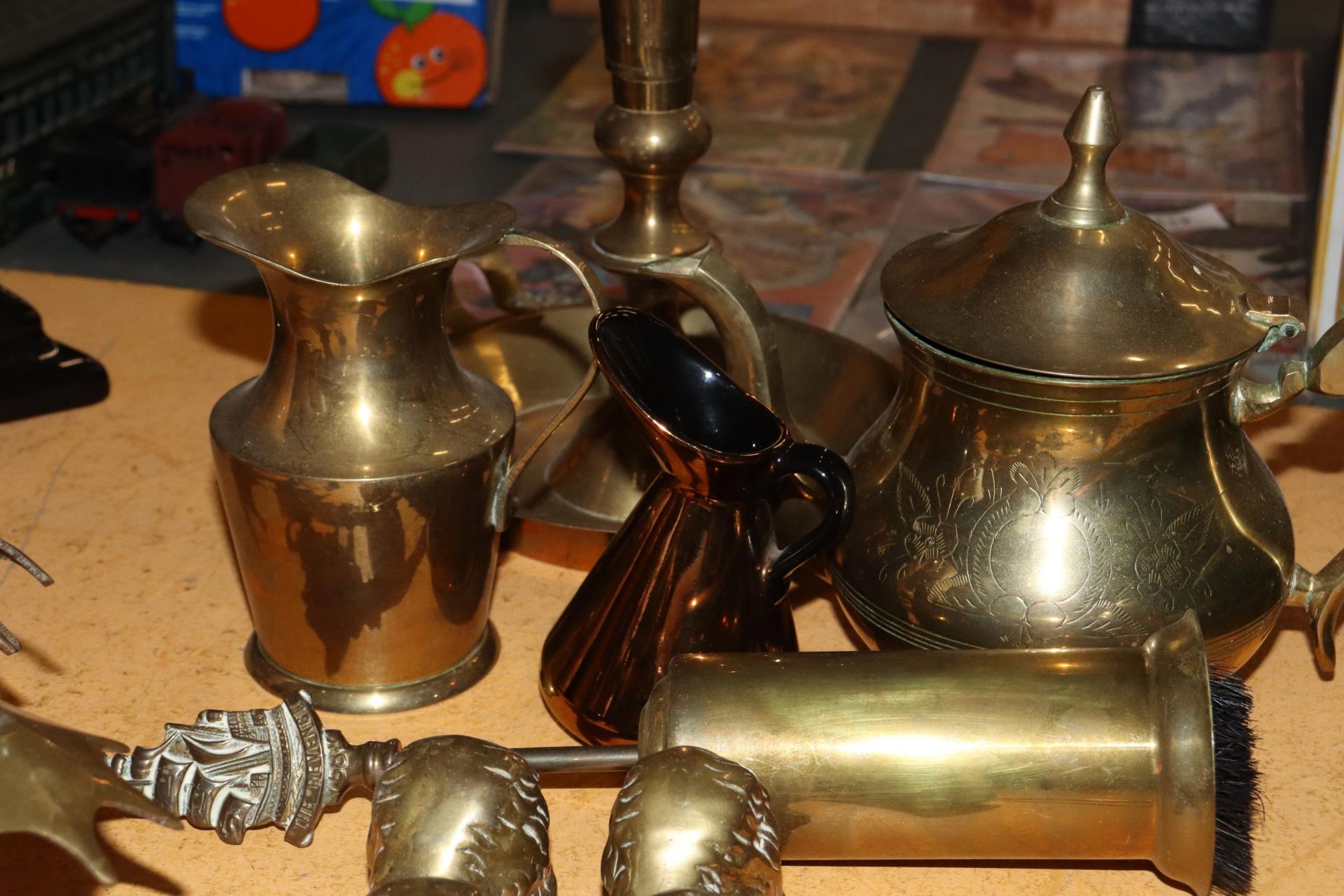 A COLLECTION OF BRASSWARE TO INCLUDE A LARGE 'WEE WILLIE WINKIE' CANDLESTICK, A TEAPOT, JUGS, - Image 6 of 7