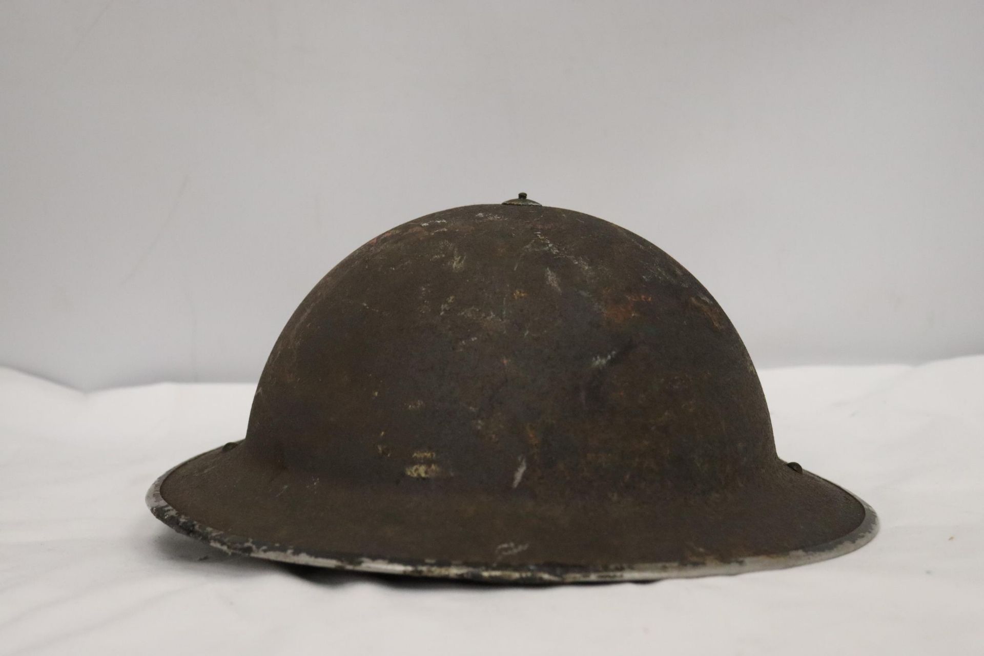 A 1939-45 WAR PERIOD W. M. E. HELMET - Bild 3 aus 5