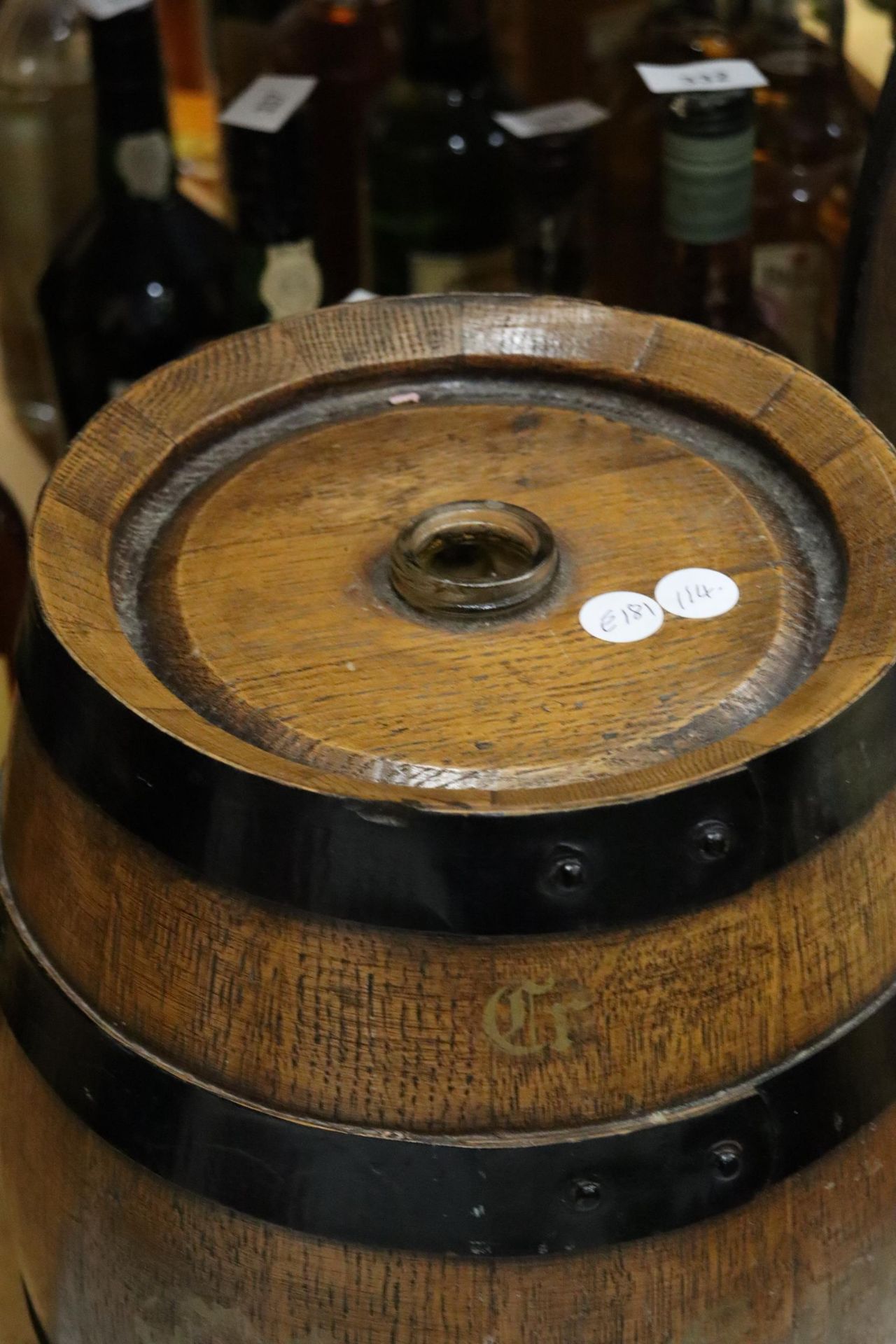 A VINTAGE OAK SHERRY CASK WITH TAP - Bild 5 aus 5