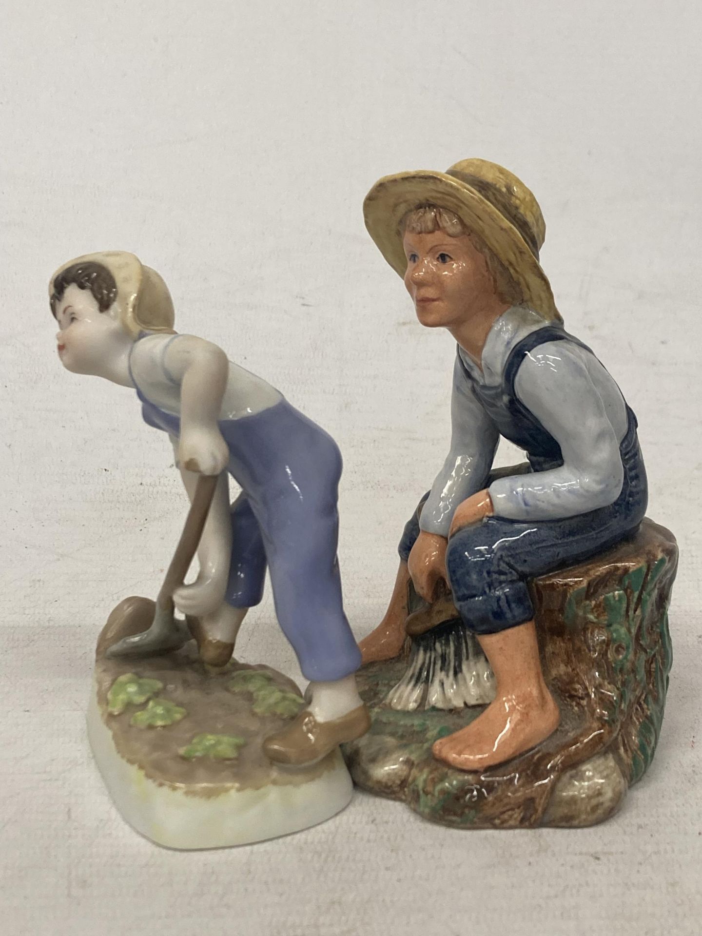 A ROYAL DOULTON FIGURE OF TOM SAWYER HN 2926 TOGETHER WITH A ROYAL WORCESTER FIGURE FROM THE - Image 4 of 5