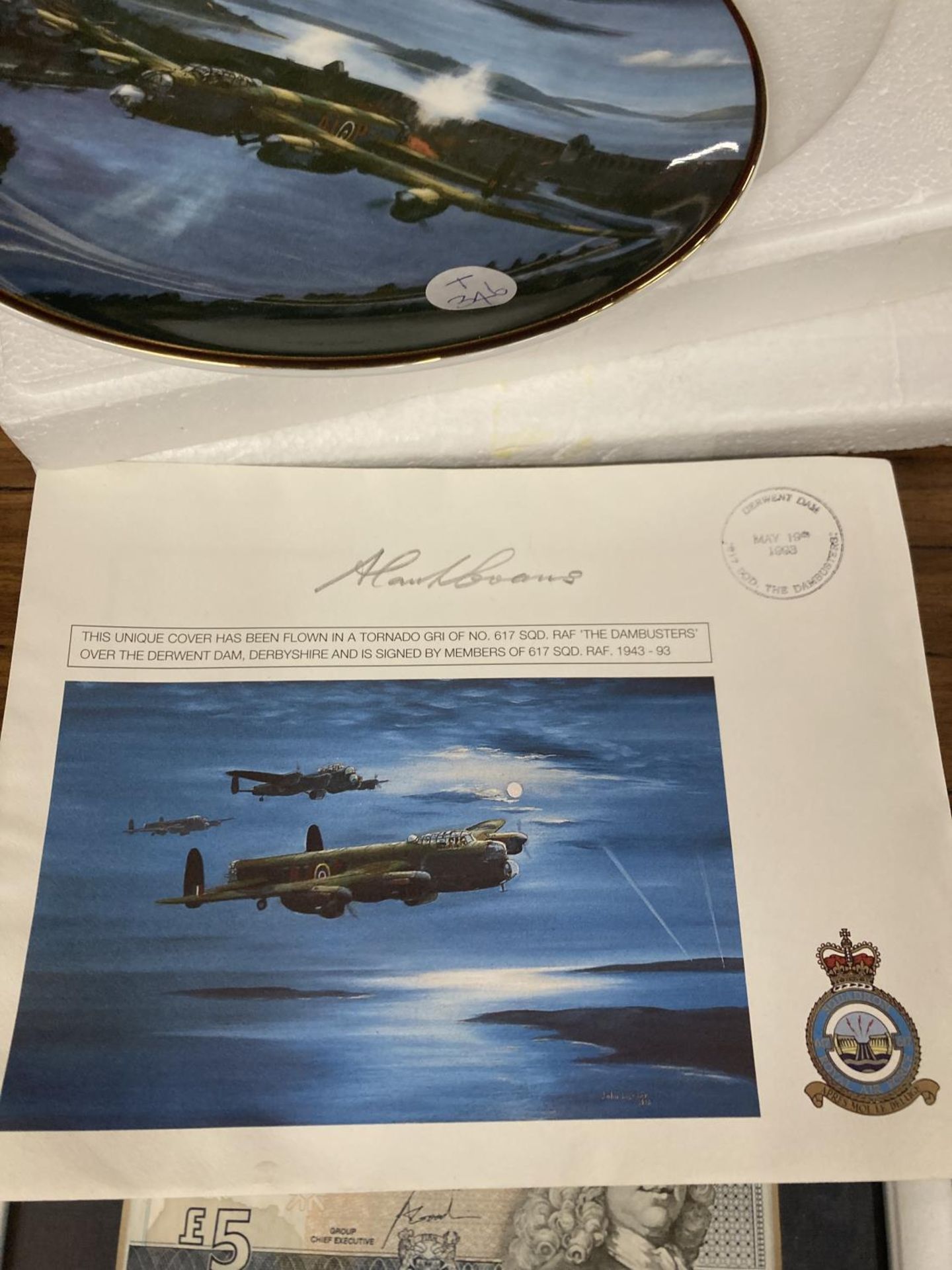 A FRAMED NICK FALDO FIVE POUND NOTE AND A LIMITED EDITION DAM BUSTERS PLATE WITH COA - Bild 3 aus 4